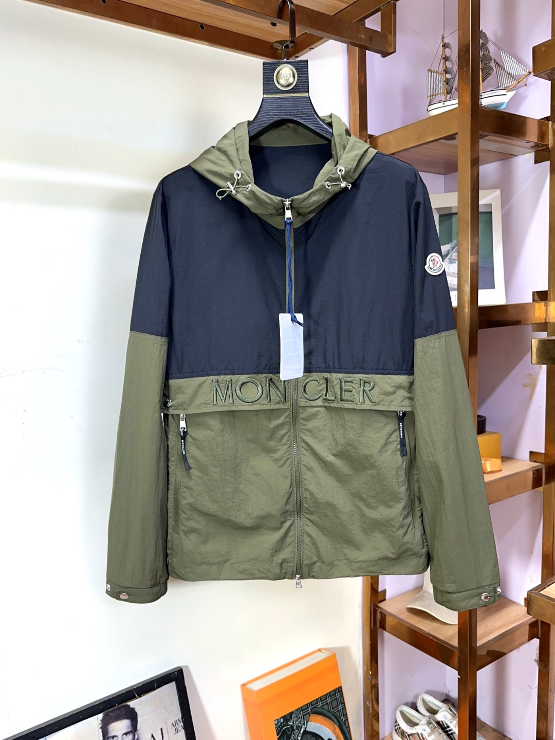 NO:521256,Moncler mask, top-quality business versatile jacket, high-end custom versatile style, anyone can easily control it, full-custom fabric craftsmanship, the latest logo design of luxury classic brand on the chest, very high-end, those who understand goods must enter!  The style and tailoring are slim styles, which are very exquisite, showing aura and highlighting the exquisiteness of business men. This is the unique feature, the right slim fit, and the upper body effect is very good!  Size 1-5 (equivalent to the country code M-3XL), Moncler, jackets & coats, alexander wang19860909Moncler 蒙口 顶级商务百搭外套高级定制百搭款式 任何人都可以轻松驾驭 面料全订制工艺 胸前奢华经典品牌最新logo设计,非常显档次懂货的必须入！版型剪裁属于修身款 非常精致,显气场,又会凸显商务男士的精致,这就是独到之处,恰到好处的修身,上身效果非常赞！尺码1-5码（等同国码M-3XL）,,Moncler,jackets & coats,alexander wang,Men's clothing