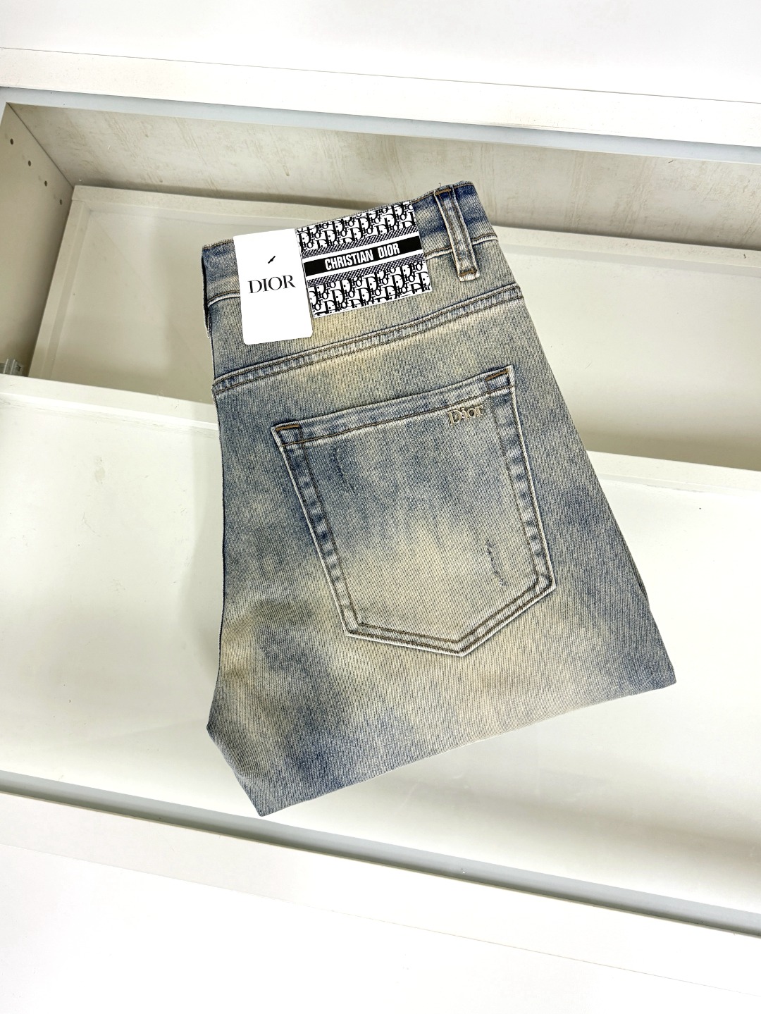 NO:521253,DIOR The hot products are coming, new models and new products are available for sale in the counter. The original jeans in physical stores are already 1:1 good products for the original products of all ages. The highest version of the imported European fabric in the market is comfortable, soft and skin-friendly, with super cool and fashionable and versatile upper body effect, straight and stylish, a must-have for the wardrobe!  Suitable for any occasion Size 28-38 None 37 Yes 35,,dior,dior,jeans,alexander wang19860909DIOR 迪奥 爆款来袭 新款新品 专柜有售 实体店已极品牛仔裤专柜原版1:1好货,适合各个年龄段.市场最高版本的欧洲进口面料.舒适柔软亲肤,上身效果超级棒时尚百搭,笔挺有型,衣橱必备！适合任何场合穿着 尺码28-38 无37 有35,,dior,dior,jeans,alexander wang,Men's clothing