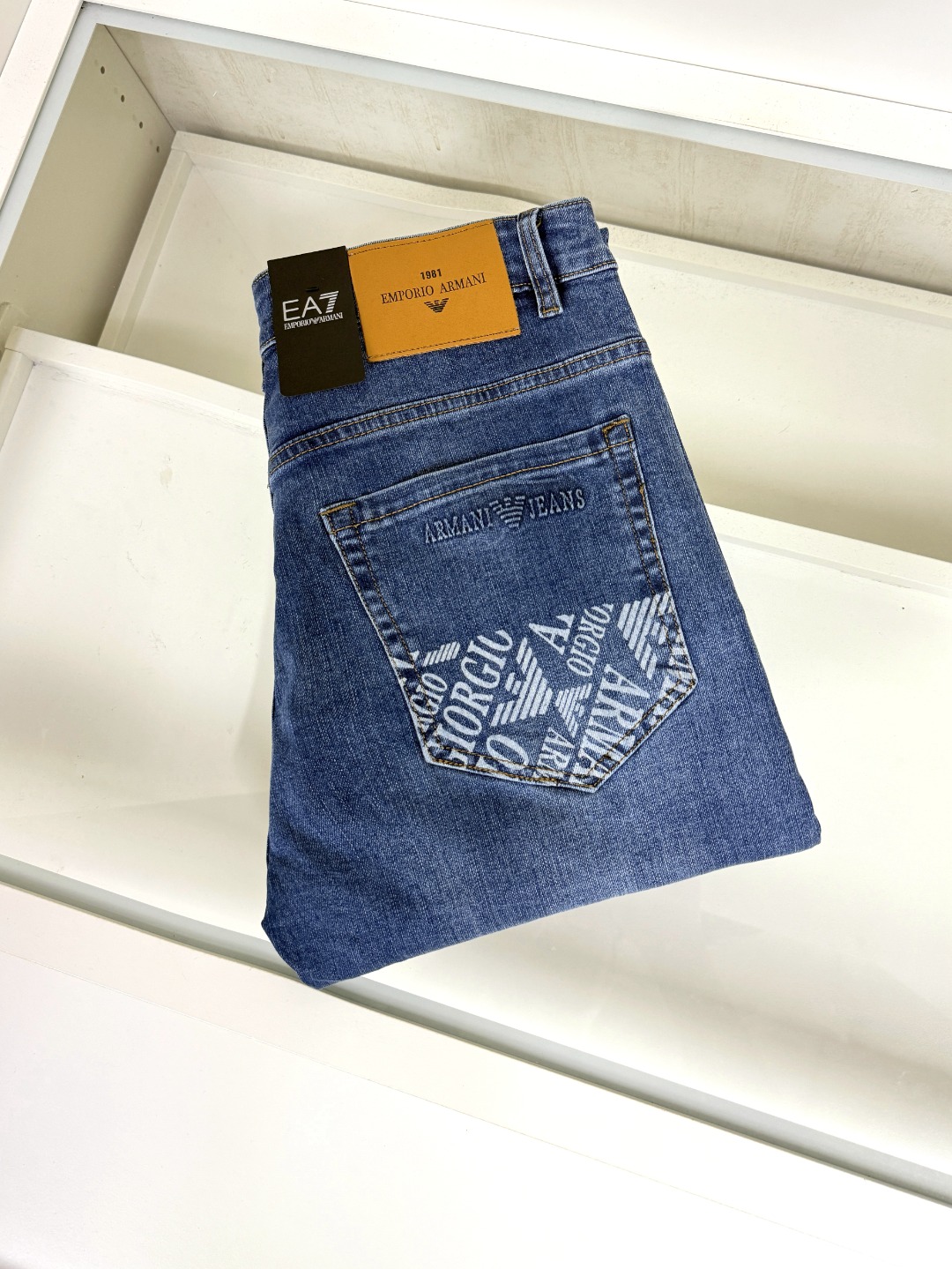 NO:521259,Armani Armani is coming, new models and new products are available for sale in the counter. The original jeans in physical stores are already 1:1 good products for the original products of all ages. The highest version of the imported European fabric in the market is comfortable, soft and skin-friendly, with super cool and fashionable and versatile upper body effect, straight and stylish, a must-have for the wardrobe!  Suitable for any occasion Size 29-40 None 37 39, Armani,armani,jeans,alexander wang19860909Armani 阿玛尼 爆款来袭 新款新品 专柜有售 实体店已极品牛仔裤专柜原版1:1好货,适合各个年龄段.市场最高版本的欧洲进口面料.舒适柔软亲肤,上身效果超级棒时尚百搭,笔挺有型,衣橱必备！适合任何场合穿着 尺码29-40 无37 39,,armani,armani,jeans,alexander wang,Men's clothing