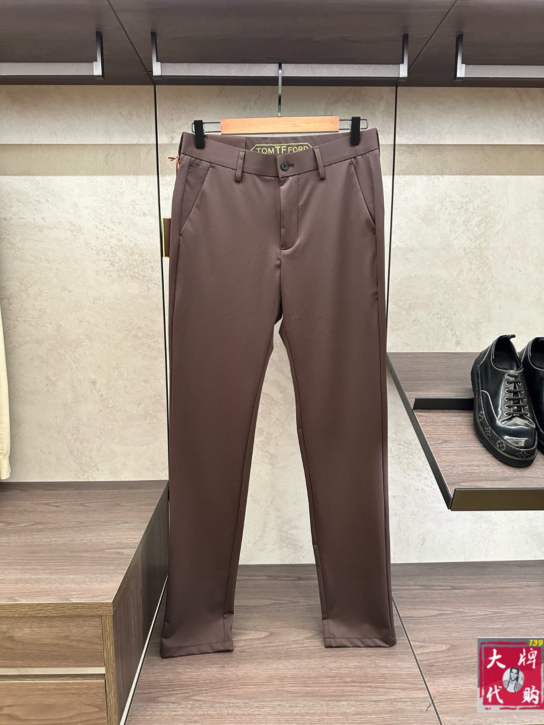 NO:521226,The latest model of TF Asian counter series!  High-end ruthless goods, high-end customized slim-fit business casual pants, original hardware, a style that is fully suitable for daily business casual, with super positive upper body effect, three-dimensional slim-fit buttocks lifted, and the legs are fully demonstrated, including Tennis special cotton fabric!  It belongs to the type of woven cotton!  The texture is firm and delicate, the upper body is very comfortable and stylish, and it is extremely practical and versatile, which is very worth buying!  Requested recommendations from old customers!  !  Size 29-40,,tom ford,alexander wang19860909TF 亚洲专柜系列最新款！高端狠货 高端订制修身商务休闲裤西裤 原版五金 日常商务休闲都完全适用的款,上身效果超正,立体修身提臀,腿部线条完全得到彰显,含天丝特殊棉面料！属于色织棉的类型！纹理紧致细腻,上身非常舒适有型,而且极为实穿百搭,非常值得入手！老客户必收推荐！！尺码29-40,,tom ford,alexander wang,Men's clothing