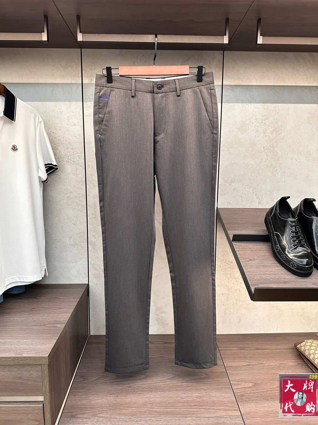 NO:521229,Burberry Asia counter series latest model!  High-end ruthless goods, high-end customized slim-fit business casual pants, original hardware, a style that is fully suitable for daily business casual, with super positive upper body effect, three-dimensional slim-fit buttocks lifted, and the legs are fully demonstrated, including Tennis special cotton fabric!  It belongs to the type of woven cotton!  The texture is firm and delicate, the upper body is very comfortable and stylish, and it is extremely practical and versatile, which is very worth buying!  Requested recommendations from old customers!  !  Size 29-40, Burberry, Burberry, Alexander wang19860909Burberry 巴宝莉 亚洲专柜系列最新款！高端狠货 高端订制修身商务休闲裤西裤 原版五金 日常商务休闲都完全适用的款,上身效果超正,立体修身提臀,腿部线条完全得到彰显,含天丝特殊棉面料！属于色织棉的类型！纹理紧致细腻,上身非常舒适有型,而且极为实穿百搭,非常值得入手！老客户必收推荐！！尺码29-40,,burberry,burberry,alexander wang,Men's clothing