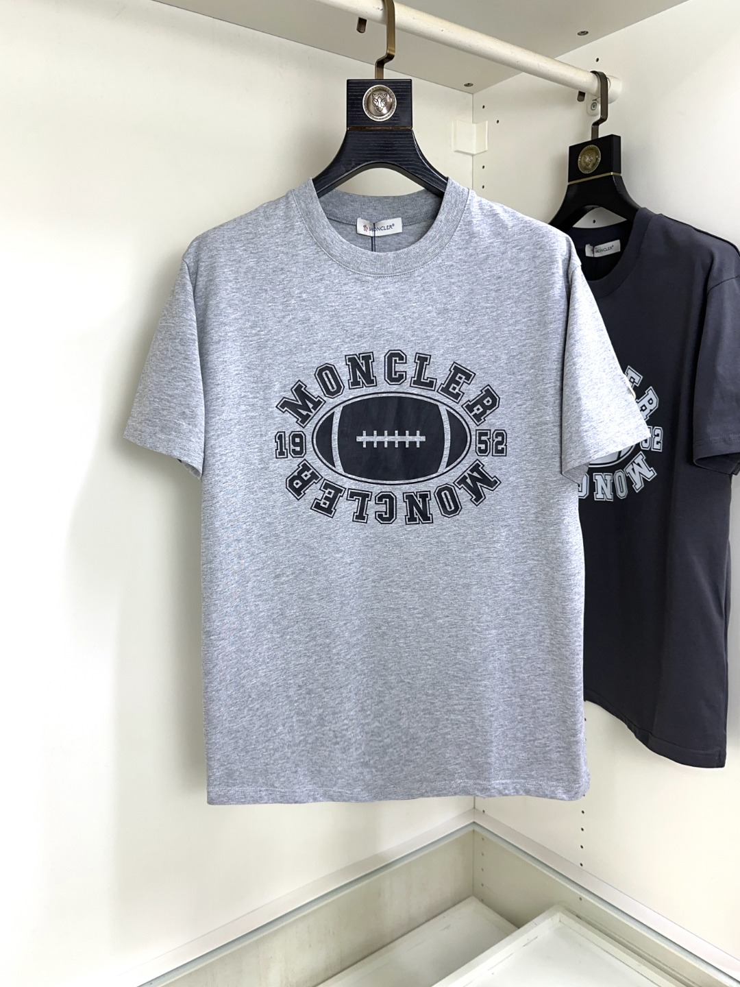 NO:521238,Moncler masked top round neck casual short sleeve high-end custom versatile styles that anyone can easily control. The fabric is fully customized craftsmanship, the latest logo design of the luxurious classic brand on the chest, which is very high-end and must be entered if you understand the goods!  The style and tailoring are slim styles, which are very exquisite, showing aura and highlighting the exquisiteness of business men. This is the unique feature, the right slim fit, and the upper body effect is very good!  Size S-XL can wear 190 catties, Moncler, T-shirt, alexander wang19860909Moncler 蒙口 顶级圆领休闲短袖高级定制百搭款式 任何人都可以轻松驾驭 面料全订制工艺 胸前奢华经典品牌最新logo设计,非常显档次懂货的必须入！版型剪裁属于修身款 非常精致,显气场,又会凸显商务男士的精致,这就是独到之处,恰到好处的修身,上身效果非常赞！尺码S-XL 可穿190斤,,Moncler,T-shirt,alexander wang,Men's clothing