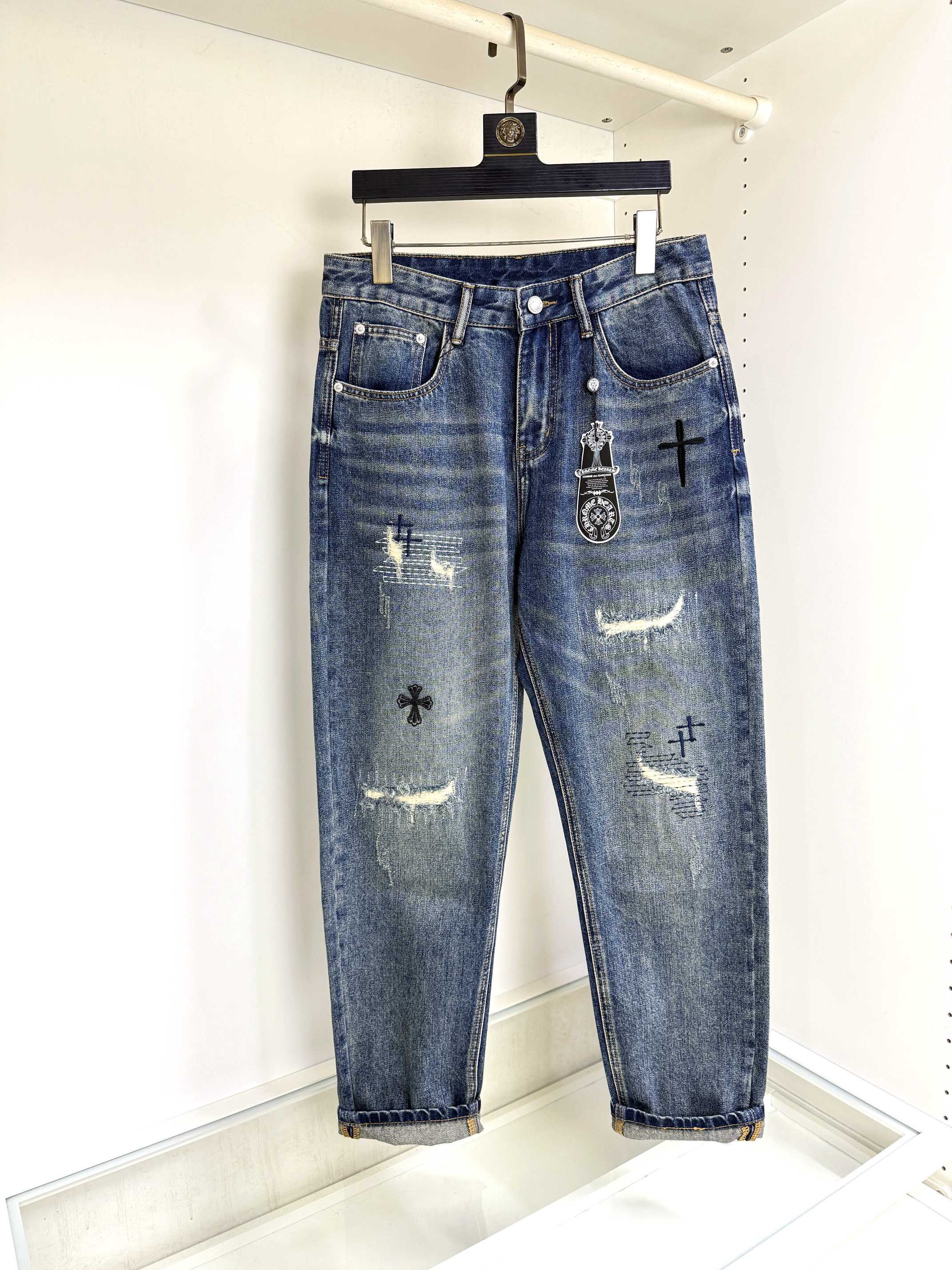 NO:522529,Chrome Hearts exclusively for new jeans, high-end version!  Customized fabrics for counters are breathable and comfortable, with impeccable details, and the brand element design concept reflects high quality. The feel is delicate and soft!  It is casually cut, with a great upper body style!  29-40, chrome hearts, chrome hearts, jeans, alexander wang19860909Chrome Hearts克罗心 独家专供新款牛仔裤,高端版本！专柜定制面料 透气舒适度高,细节无可挑剔,品牌元素设计理念,体现高品质.手感细腻柔软！呈现休闲裁剪,上身版型超赞！码数29-40,,chrome hearts,chrome hearts,jeans,alexander wang,Men's clothing