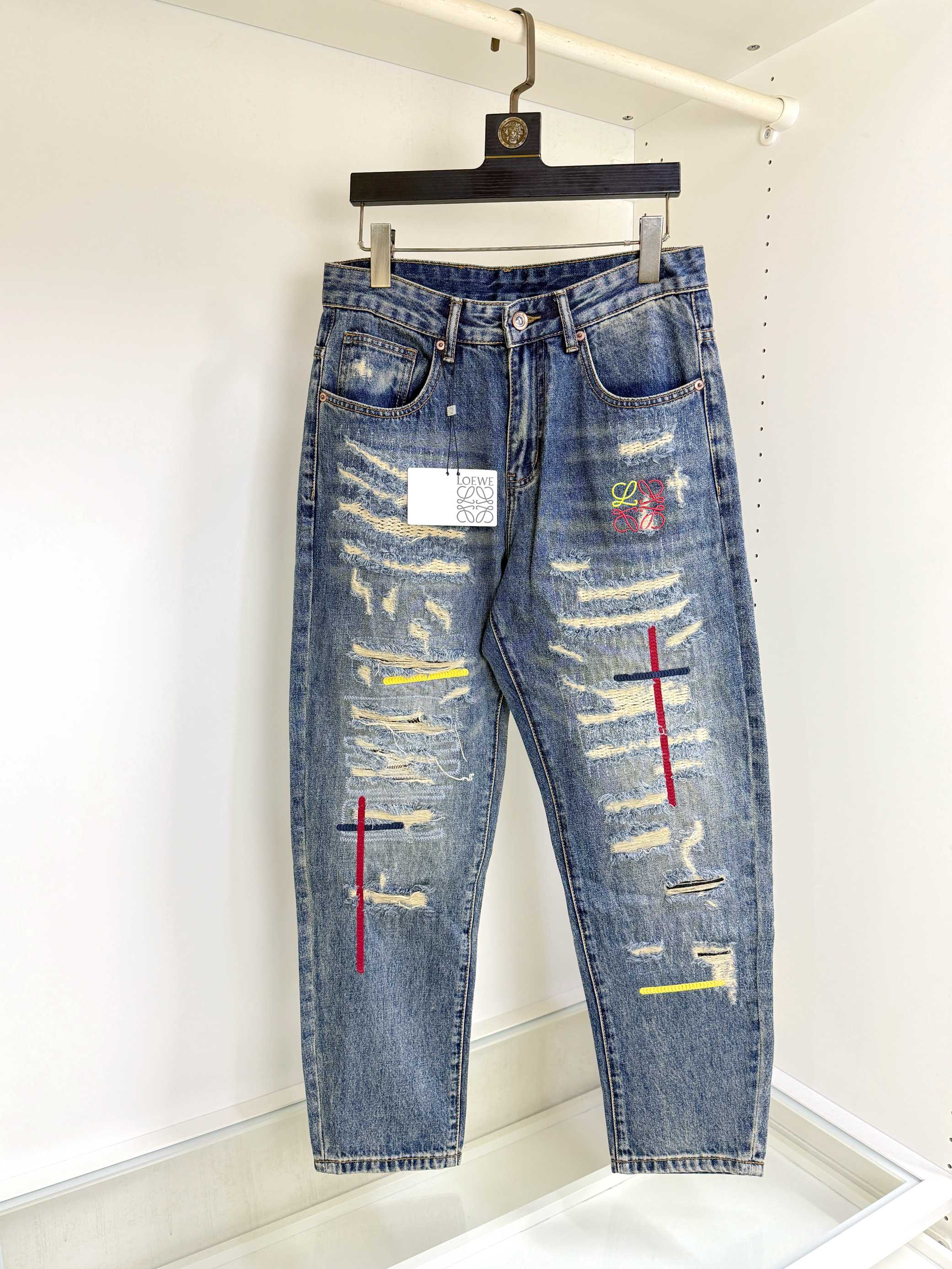 NO:522531,Loewe exclusively offers new jeans, high-end version!  Customized fabrics for counters are breathable and comfortable, with impeccable details, and the brand element design concept reflects high quality. The feel is delicate and soft!  It is casually cut, with a great upper body style!  Count 29-40, loewe, loewe, jeans, alexander wang19860909Loewe 罗意威 独家专供新款牛仔裤,高端版本！专柜定制面料 透气舒适度高,细节无可挑剔,品牌元素设计理念,体现高品质.手感细腻柔软！呈现休闲裁剪,上身版型超赞！码数29-40,,loewe,loewe,jeans,alexander wang,Men's clothing