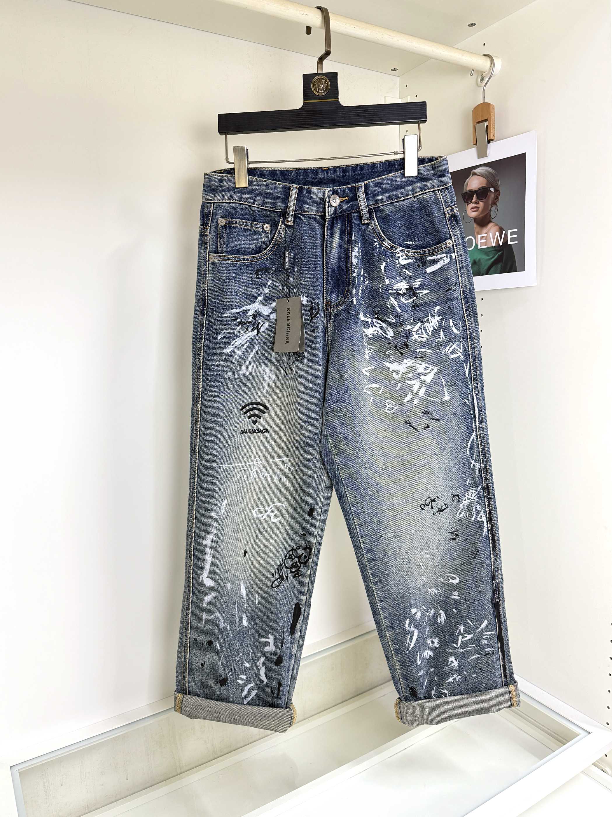 NO:522527,Balenciaga exclusively for new jeans, high-end version!  Customized fabrics for counters are breathable and comfortable, with impeccable details, and the brand element design concept reflects high quality. The feel is delicate and soft!  It is casually cut, with a great upper body style!  Count 29-40, balenciaga, balenciaga, jeans, alexander wang19860909Balenciaga 巴黎世家 独家专供新款牛仔裤,高端版本！专柜定制面料 透气舒适度高,细节无可挑剔,品牌元素设计理念,体现高品质.手感细腻柔软！呈现休闲裁剪,上身版型超赞！码数29-40,,balenciaga,balenciaga,jeans,alexander wang,Men's clothing