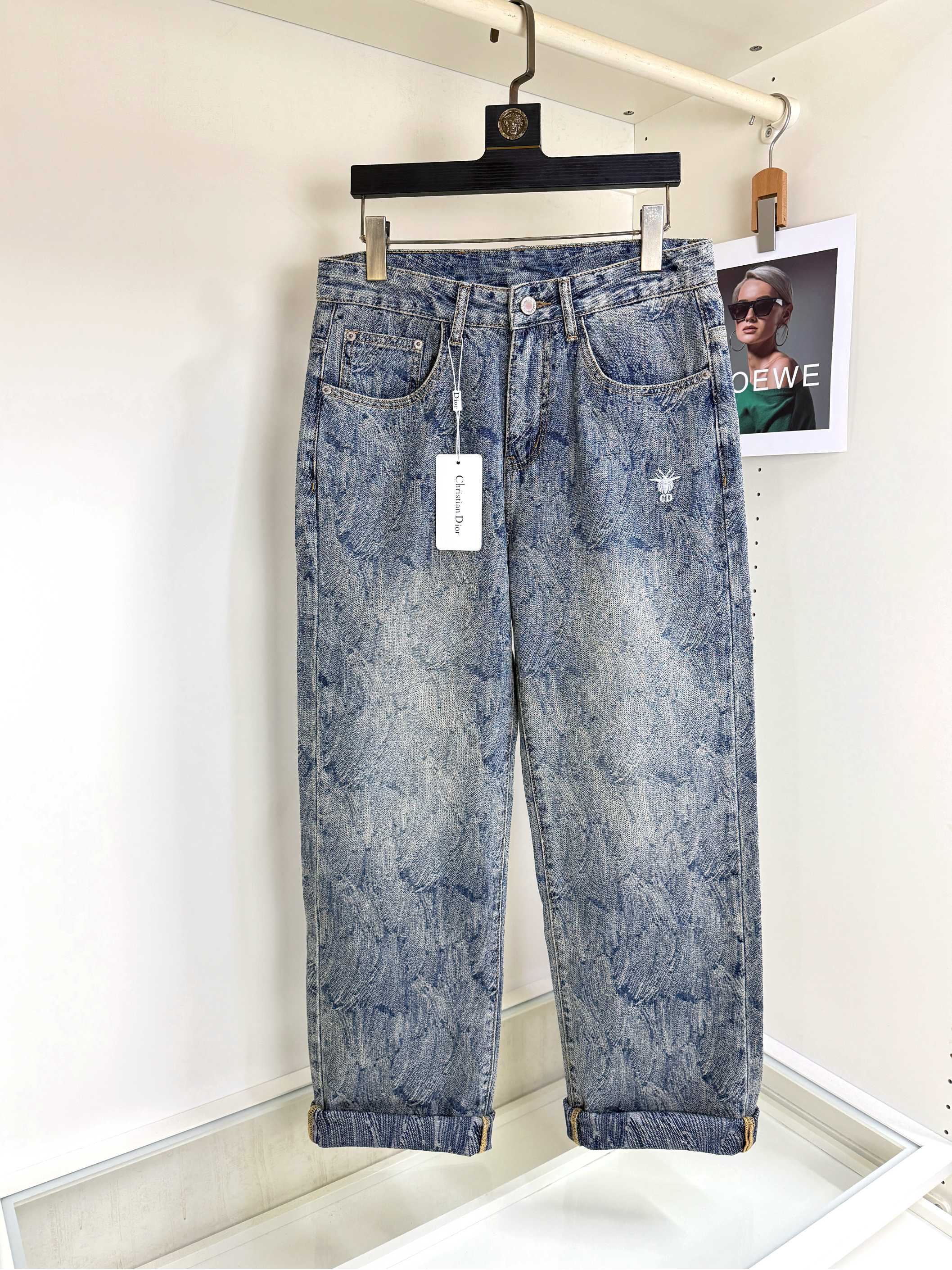 NO:522533,DIOR exclusively available for new jeans, high-end version!  Customized fabrics for counters are breathable and comfortable, with impeccable details, and the brand element design concept reflects high quality. The feel is delicate and soft!  It is casually cut, with a great upper body style!  29-40, Dior, Dior, Jeans, Alexander wang19860909DIOR 迪奥 独家专供新款牛仔裤,高端版本！专柜定制面料 透气舒适度高,细节无可挑剔,品牌元素设计理念,体现高品质.手感细腻柔软！呈现休闲裁剪,上身版型超赞！码数29-40,,dior,dior,jeans,alexander wang,Men's clothing