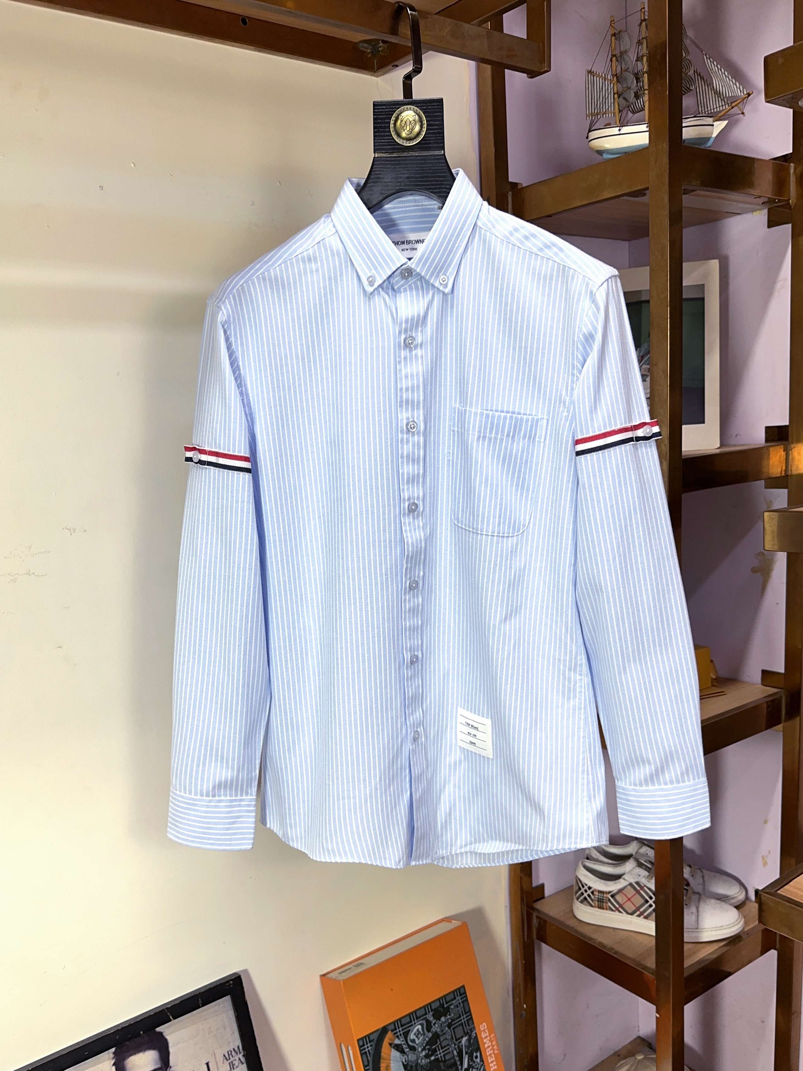 NO:522523,TB Tom Brown's official website synchronizes the original original logo for a long time. Top-grade business original single long-sleeved shirts are high-end customized and versatile styles. Anyone can easily control the fabric. Fully customized craftsmanship. The latest logo design of the luxurious classic brand on the chest is very high-end. Those who understand goods must enter!  The style and tailoring are slim styles, which are very exquisite, showing aura and highlighting the exquisiteness of business men. This is the unique feature, the right slim fit, and the upper body effect is very good!  Size M-3XL, thom browne,shirts,alexander wang19860909TB 汤姆布朗 官网同步原版原标长期有货 顶级商务原单长袖衬衫高级定制百搭款式 任何人都可以轻松驾驭 面料全订制工艺 胸前奢华经典品牌最新logo设计,非常显档次懂货的必须入！版型剪裁属于修身款 非常精致,显气场,又会凸显商务男士的精致,这就是独到之处,恰到好处的修身,上身效果非常赞！尺码M-3XL,,thom browne,shirts,alexander wang,Men's clothing