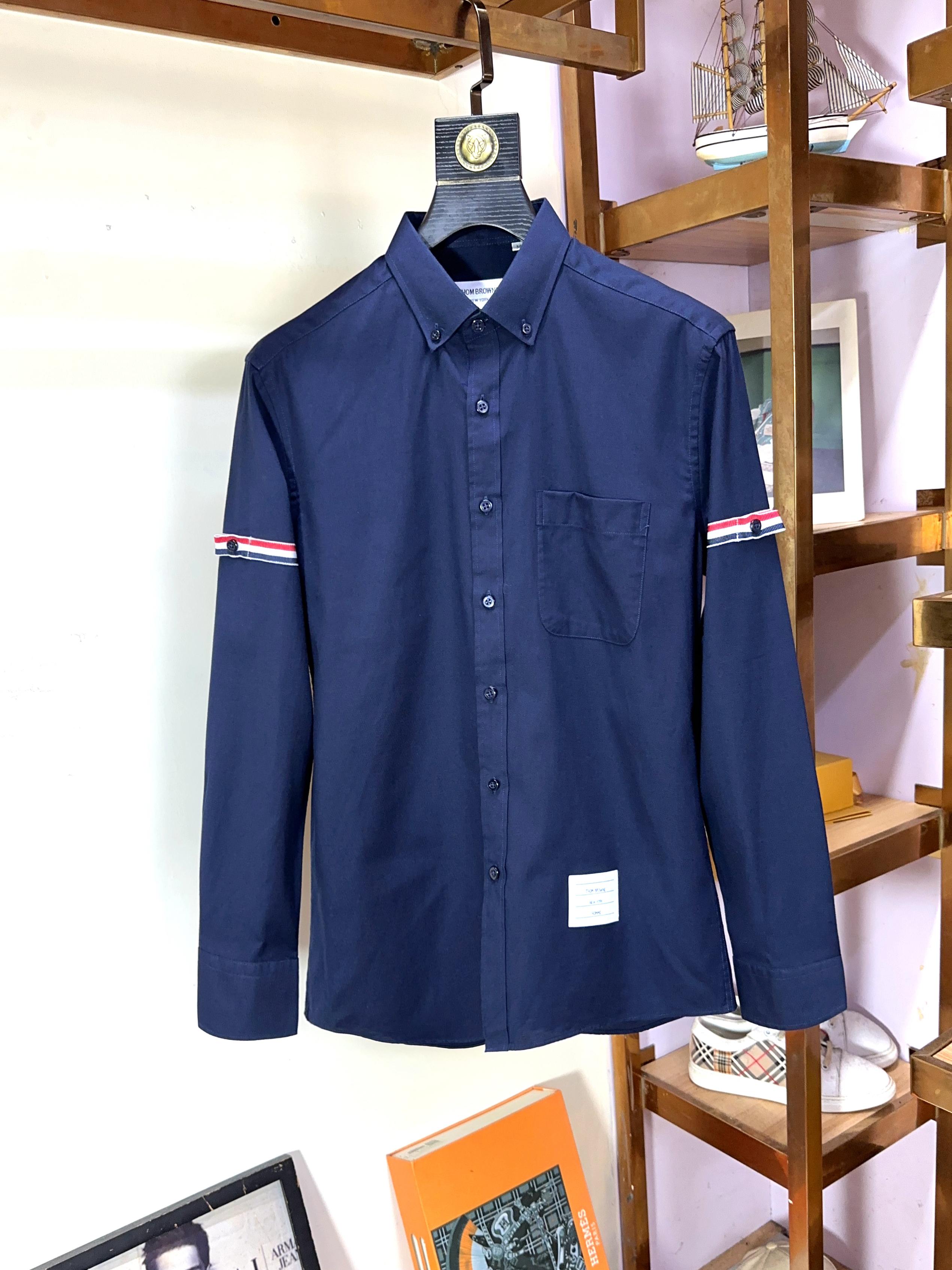 NO:522515,TB Tom Brown's official website synchronizes the original original logo for a long time. Top-grade business original single long-sleeved shirts are high-end customized and versatile styles. Anyone can easily control the fabric. Fully customized craftsmanship. The latest logo design of the luxurious classic brand on the chest is very high-end. Those who understand goods must enter!  The style and tailoring are slim styles, which are very exquisite, showing aura and highlighting the exquisiteness of business men. This is the unique feature, the right slim fit, and the upper body effect is very good!  Size M-3XL, thom browne,shirts,alexander wang19860909TB 汤姆布朗 官网同步原版原标长期有货 顶级商务原单长袖衬衫高级定制百搭款式 任何人都可以轻松驾驭 面料全订制工艺 胸前奢华经典品牌最新logo设计,非常显档次懂货的必须入！版型剪裁属于修身款 非常精致,显气场,又会凸显商务男士的精致,这就是独到之处,恰到好处的修身,上身效果非常赞！尺码M-3XL,,thom browne,shirts,alexander wang,Men's clothing