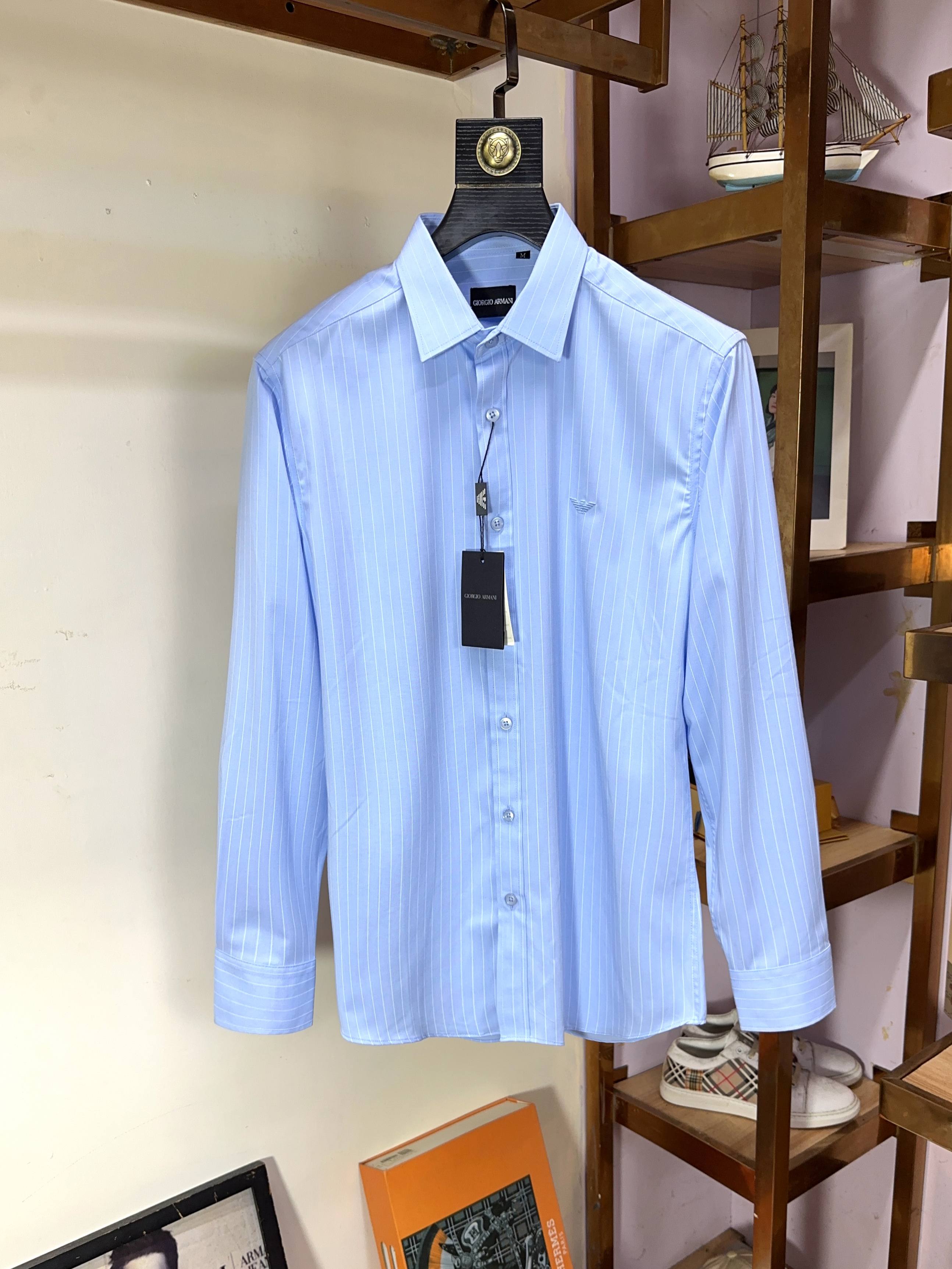 NO:522521,Armani The official website synchronizes the original original logo for a long time. Top-grade business original single long-sleeved shirts are high-end customized and versatile styles. Anyone can easily control the fabric. Fully customized craftsmanship. The latest logo design of the luxurious classic brand on the chest is very high-end. Those who understand goods must enter!  The style and tailoring are slim styles, which are very exquisite, showing aura and highlighting the exquisiteness of business men. This is the unique feature, the right slim fit, and the upper body effect is very good!  Size M-3XL, Armani, Armani, Shirts, Alexander wang19860909Armani 阿玛尼 官网同步原版原标长期有货 顶级商务原单长袖衬衫高级定制百搭款式 任何人都可以轻松驾驭 面料全订制工艺 胸前奢华经典品牌最新logo设计,非常显档次懂货的必须入！版型剪裁属于修身款 非常精致,显气场,又会凸显商务男士的精致,这就是独到之处,恰到好处的修身,上身效果非常赞！尺码M-3XL,,armani,armani,shirts,alexander wang,Men's clothing