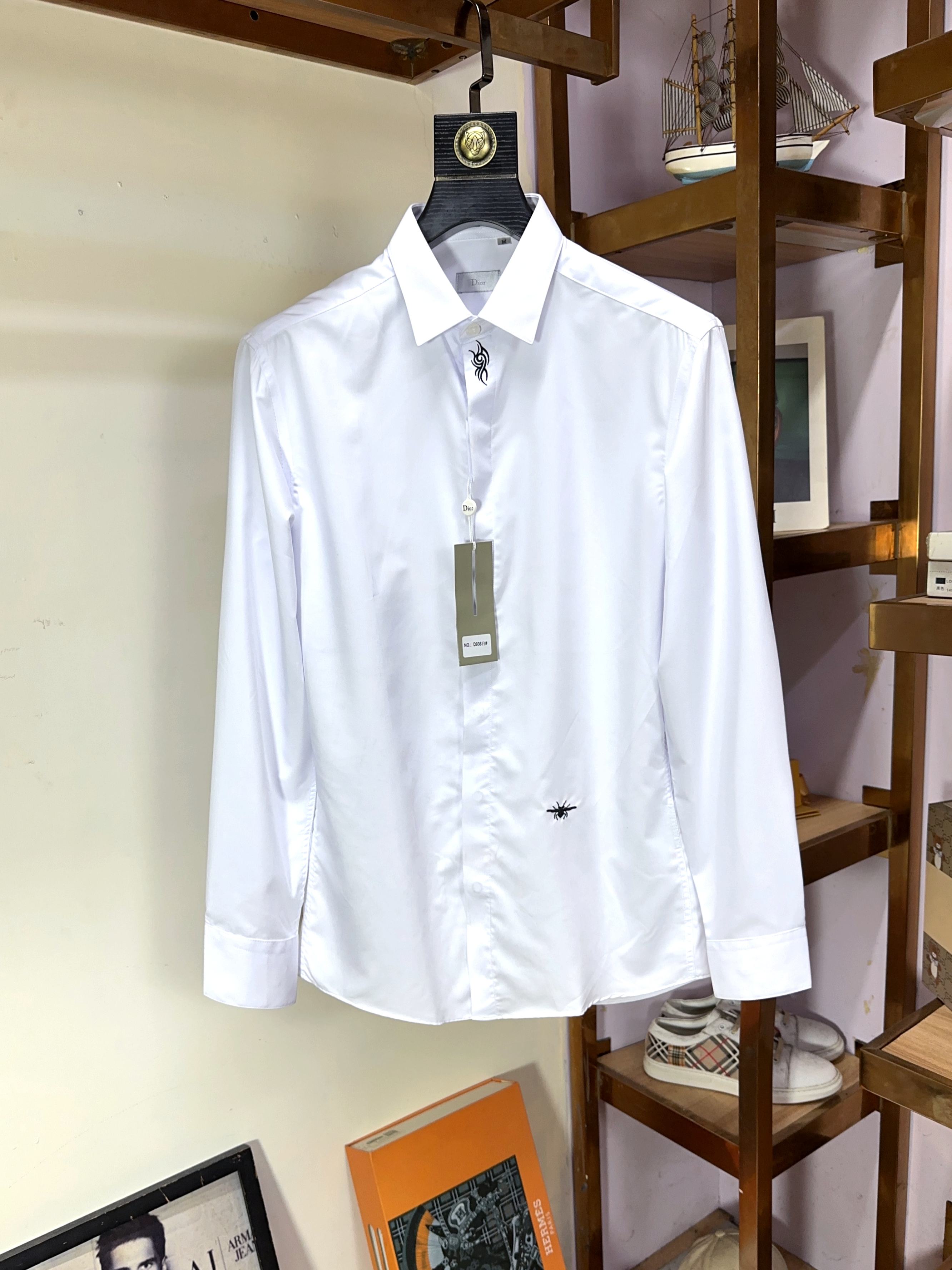 NO:522519,DIOR Top-level business original single long-sleeved shirt high-end custom versatile styles, anyone can easily control it. Fully customized fabric craftsmanship, the latest logo design of luxury classic brand on the chest, which is very high-end and must be entered if you understand the goods!  The style and tailoring are slim styles, which are very exquisite, showing aura and highlighting the exquisiteness of business men. This is the unique feature, the right slim fit, and the upper body effect is very good!  Size M-3XL (maximum wear to 190 catties), dior, dior, shirts, alexander wang19860909DIOR 迪奥 顶级商务原单长袖衬衫高级定制百搭款式 任何人都可以轻松驾驭 面料全订制工艺 胸前奢华经典品牌最新logo设计,非常显档次懂货的必须入！版型剪裁属于修身款 非常精致,显气场,又会凸显商务男士的精致,这就是独到之处,恰到好处的修身,上身效果非常赞！尺码M-3XL（最大穿到190斤）,,dior,dior,shirts,alexander wang,Men's clothing