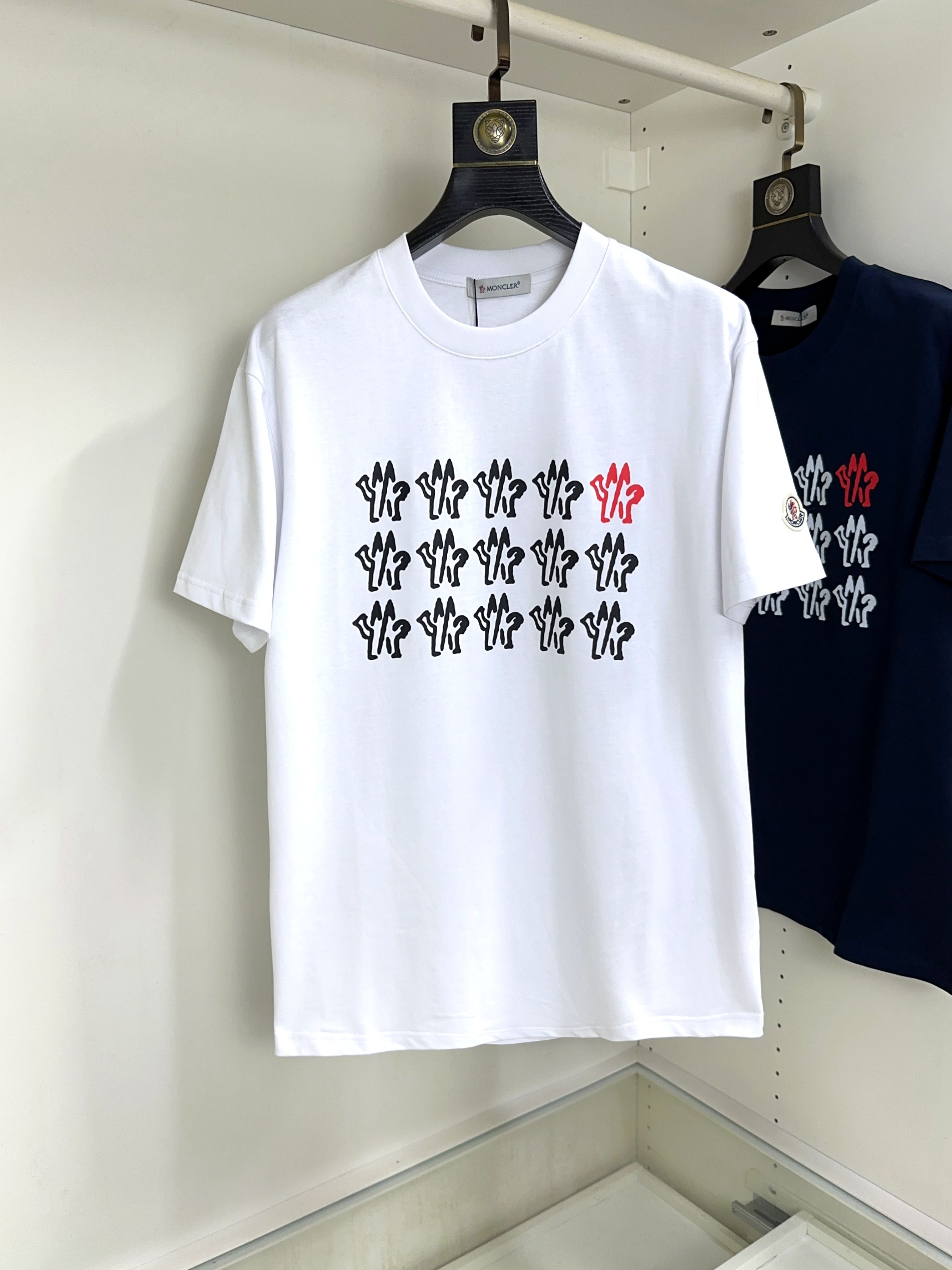 NO:522488,Moncler masked top round neck casual short sleeve high-end custom versatile styles that anyone can easily control. The fabric is fully customized craftsmanship, the latest logo design of the luxurious classic brand on the chest, which is very high-end and must be entered if you understand the goods!  The style and tailoring are slim styles, which are very exquisite, showing aura and highlighting the exquisiteness of business men. This is the unique feature, just right slim fit, and the upper body effect is very good!  Size S-XL can wear 190 catties, Moncler, T-shirt, alexander wang19860909Moncler 蒙口 顶级圆领休闲短袖高级定制百搭款式 任何人都可以轻松驾驭 面料全订制工艺 胸前奢华经典品牌最新logo设计,非常显档次懂货的必须入！版型剪裁属于修身款 非常精致,显气场,又会凸显商务男士的精致,这就是独到之处,恰到好处的修身,上身效果非常赞！尺码S-XL 可穿190斤,,Moncler,T-shirt,alexander wang,Men's clothing