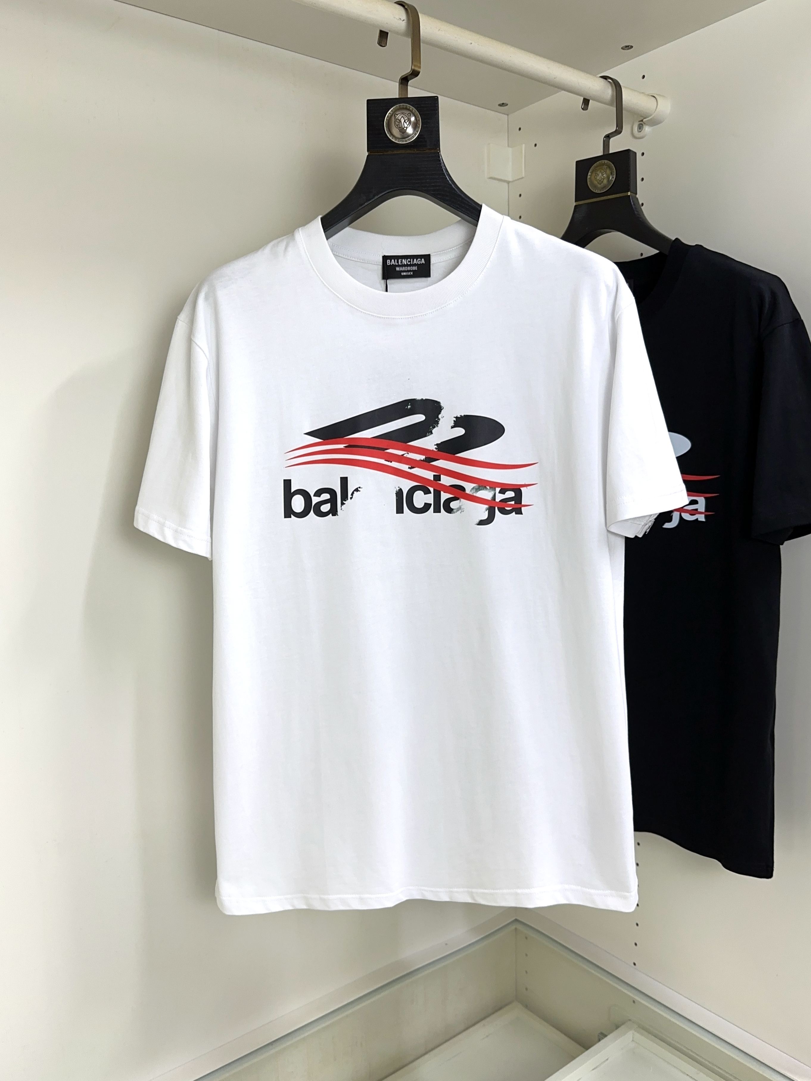 NO:522494,Balenciaga top round neck casual short sleeve high-end custom versatile styles that anyone can easily control. The fabric is fully customized craftsmanship, the latest logo design of the luxurious classic brand on the chest, which is very high-end and must be entered if you understand the goods!  The style and tailoring are slim styles, which are very exquisite, showing aura and highlighting the exquisiteness of business men. This is the unique feature, the right slim fit, and the upper body effect is very good!  Size S-XL can wear 190 catties, balenciaga, T-shirt, alexander wang19860909巴黎世家 顶级圆领休闲短袖高级定制百搭款式 任何人都可以轻松驾驭 面料全订制工艺 胸前奢华经典品牌最新logo设计,非常显档次懂货的必须入！版型剪裁属于修身款 非常精致,显气场,又会凸显商务男士的精致,这就是独到之处,恰到好处的修身,上身效果非常赞！尺码S-XL 可穿190斤,,balenciaga,T-shirt,alexander wang,Men's clothing