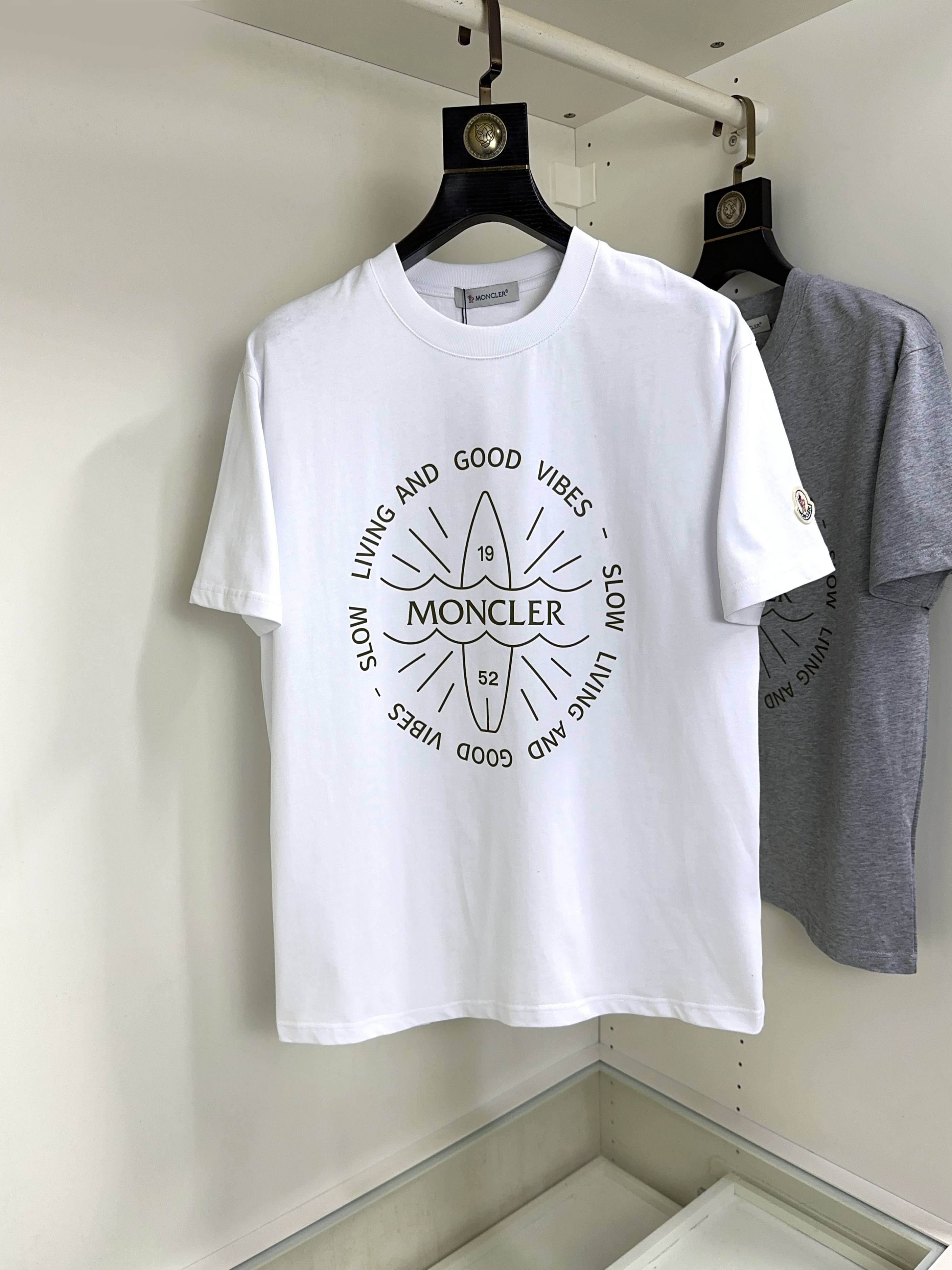 NO:522506,Moncler masked top round neck casual short sleeve high-end custom versatile styles that anyone can easily control. The fabric is fully customized craftsmanship, the latest logo design of the luxurious classic brand on the chest, which is very high-end and must be entered if you understand the goods!  The style and tailoring are slim styles, which are very exquisite, showing aura and highlighting the exquisiteness of business men. This is the unique feature, just right slim fit, and the upper body effect is very good!  Size S-XL can wear 190 catties, Moncler, T-shirt, alexander wang19860909Moncler 蒙口 顶级圆领休闲短袖高级定制百搭款式 任何人都可以轻松驾驭 面料全订制工艺 胸前奢华经典品牌最新logo设计,非常显档次懂货的必须入！版型剪裁属于修身款 非常精致,显气场,又会凸显商务男士的精致,这就是独到之处,恰到好处的修身,上身效果非常赞！尺码S-XL 可穿190斤,,Moncler,T-shirt,alexander wang,Men's clothing