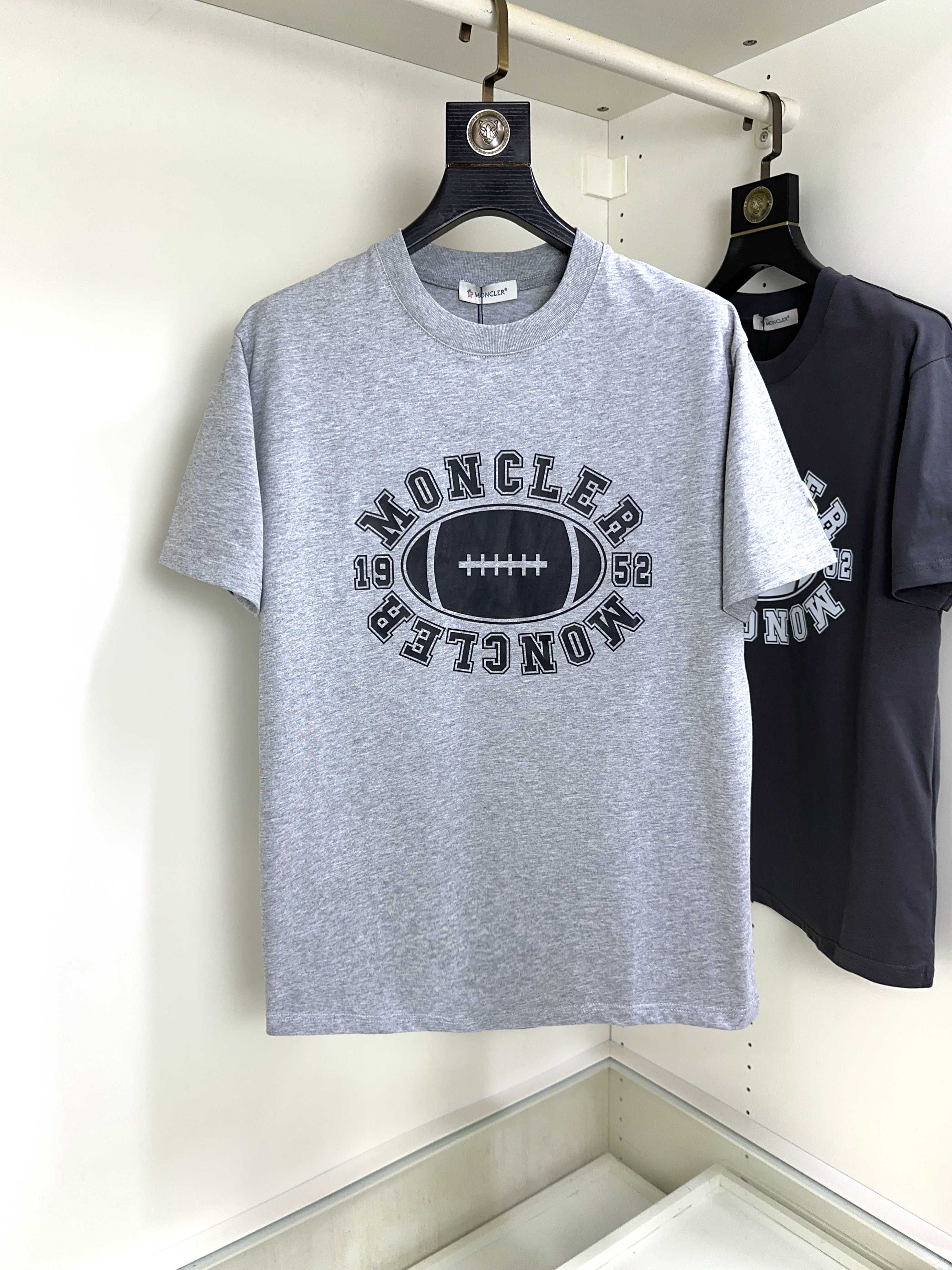 NO:522500,Moncler masked top round neck casual short sleeve high-end custom versatile styles that anyone can easily control. Fully customized fabric craftsmanship, the latest logo design of luxury classic brand on the chest, which is very high-end and must be entered if you understand the goods!  The style and tailoring are slim styles, which are very exquisite, showing aura and highlighting the exquisiteness of business men. This is the unique feature, the right slim fit, and the upper body effect is very good!  Size S-XL can wear 190 catties, Moncler, T-shirt, alexander wang19860909Moncler 蒙口 顶级圆领休闲短袖高级定制百搭款式 任何人都可以轻松驾驭 面料全订制工艺 胸前奢华经典品牌最新logo设计,非常显档次懂货的必须入！版型剪裁属于修身款 非常精致,显气场,又会凸显商务男士的精致,这就是独到之处,恰到好处的修身,上身效果非常赞！尺码S-XL 可穿190斤,,Moncler,T-shirt,alexander wang,Men's clothing