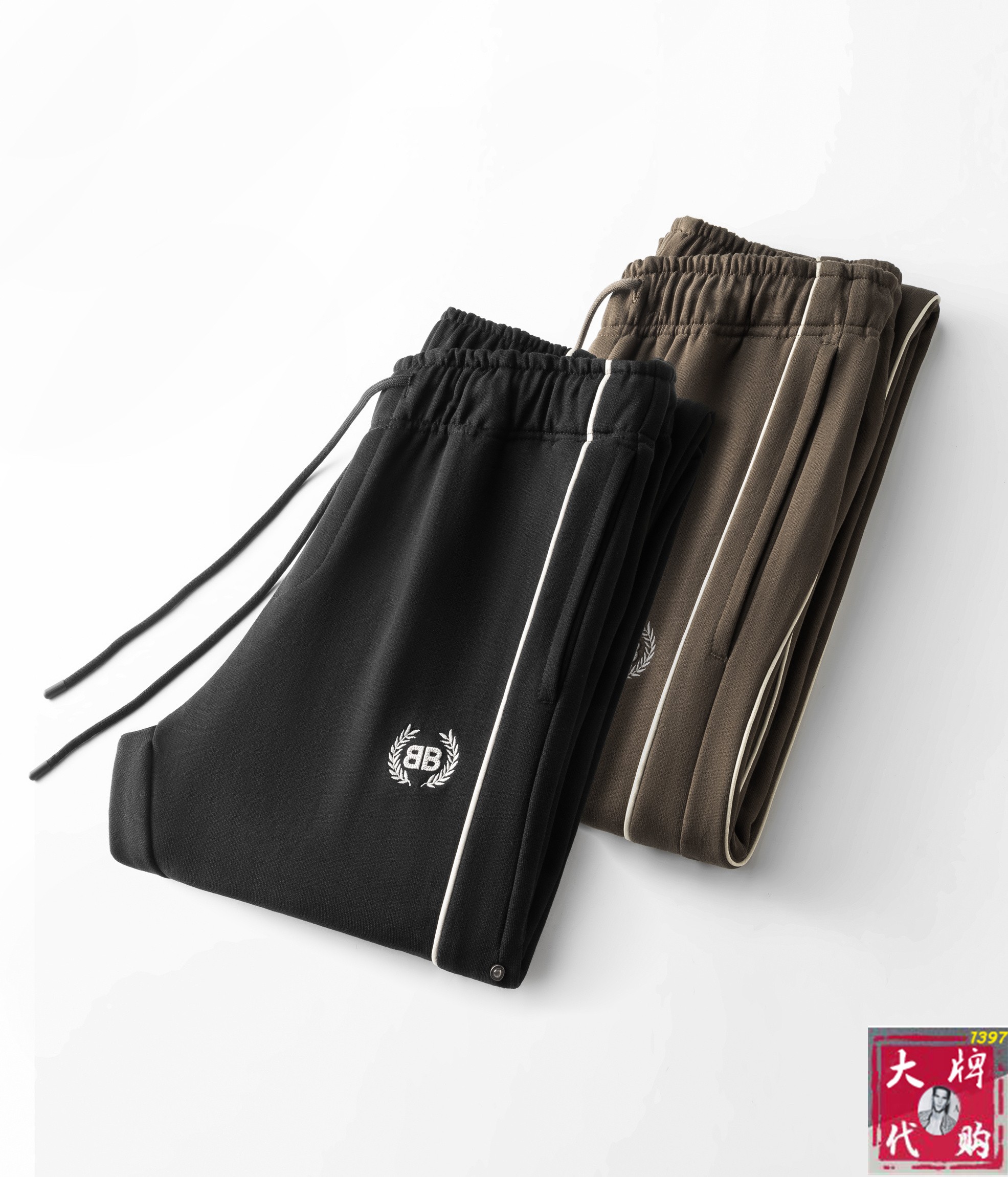 NO:522512,Balenciaga new product. Customized high-quality and fashionable elastic casual pants. Super versatile style. Exclusive customization-imported high-end high-density cotton fabric, close and comfortable, super beautiful style, upper body makes the legs look slender, inner and lined, you can attend any occasion, again emphasize that the fabric is very, very classy! First-class workmanship and texture! The details are exquisite and exquisite, and quite ingenious! You deserve it! 30-38, balenciaga, alexander wang19860909巴黎世家 新品.订制高品质时尚松紧带休闲裤.超级百搭款.独家定制-进口高端高密度精棉面料,贴身舒适,超靓版型、上身显腿修长,內里,走线都无可挑剔,任何场合都可出席,再次强调面料非常非常显档次！做工、质感一流！细节精致考究,颇具匠心！ 您值得拥有！码数30-38,,balenciaga,alexander wang,Men's clothing