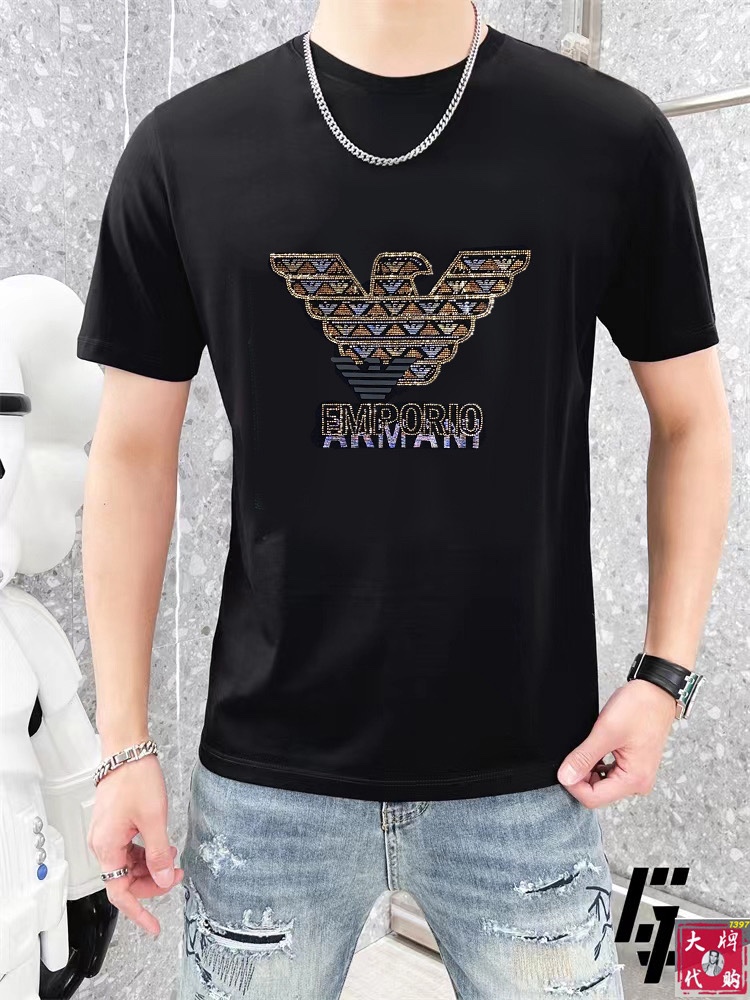 NO:522487,Armani Armani Fat Brother Gospel Maximum 4XL can wear 200 catties top-level round neck casual short sleeve high-end custom versatile style. Anyone can easily control it. The fabric is fully customized craftsmanship. The latest logo design of the luxurious classic brand on the chest is very high-end. Those who understand goods must enter!  The style and tailoring are slim styles, which are very exquisite, showing aura and highlighting the exquisiteness of business men. This is the unique feature, just right slim fit, and the upper body effect is very good!  Size M-4XL, Armani, Armani, T-shirt, alexander wang19860909Armani 阿玛尼 胖哥福音最大4XL可穿200斤顶级圆领休闲短袖高级定制百搭款式 任何人都可以轻松驾驭 面料全订制工艺 胸前奢华经典品牌最新logo设计,非常显档次懂货的必须入！版型剪裁属于修身款 非常精致,显气场,又会凸显商务男士的精致,这就是独到之处,恰到好处的修身,上身效果非常赞！尺码M-4XL,,armani,armani,T-shirt,alexander wang,Men's clothing