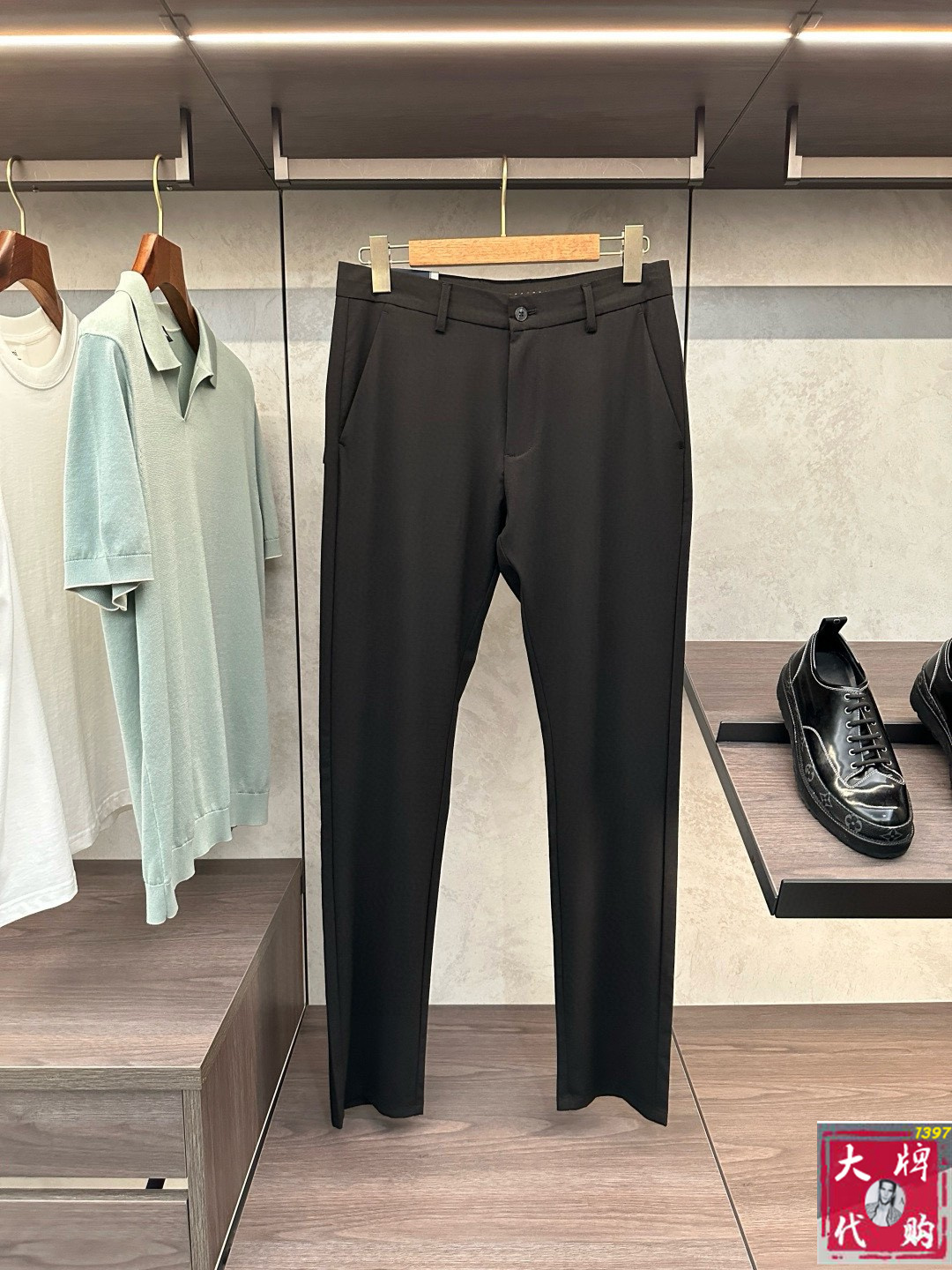 NO:522482,Prada Prada Spring and Summer Asian Counter Series Latest Model!  High-end ruthless goods, high-end customized slim-fit business Tiansi cotton and linen casual pants, original hardware, a style that is fully suitable for daily business and casual, with super positive upper body effect, three-dimensional slim-fit buttocks lifted, and the leg lines are fully demonstrated, including Tiansi cotton and linen fabric!  It belongs to the type of woven cotton!  The texture is firm and delicate, the upper body is very comfortable and stylish, and it is extremely practical and versatile, which is very worth buying!  Requested recommendations from old customers!  !  Size 29-38, prada, prada, alexander wang19860909Prada 普拉达 春夏亚洲专柜系列最新款！高端狠货 高端订制修身商务天丝棉麻休闲裤西裤 原版五金 日常商务休闲都完全适用的款,上身效果超正,立体修身提臀,腿部线条完全得到彰显,含天丝棉麻面料！属于色织棉的类型！纹理紧致细腻,上身非常舒适有型,而且极为实穿百搭,非常值得入手！老客户必收推荐！！尺码29-38,,prada,prada,alexander wang,Men's clothing