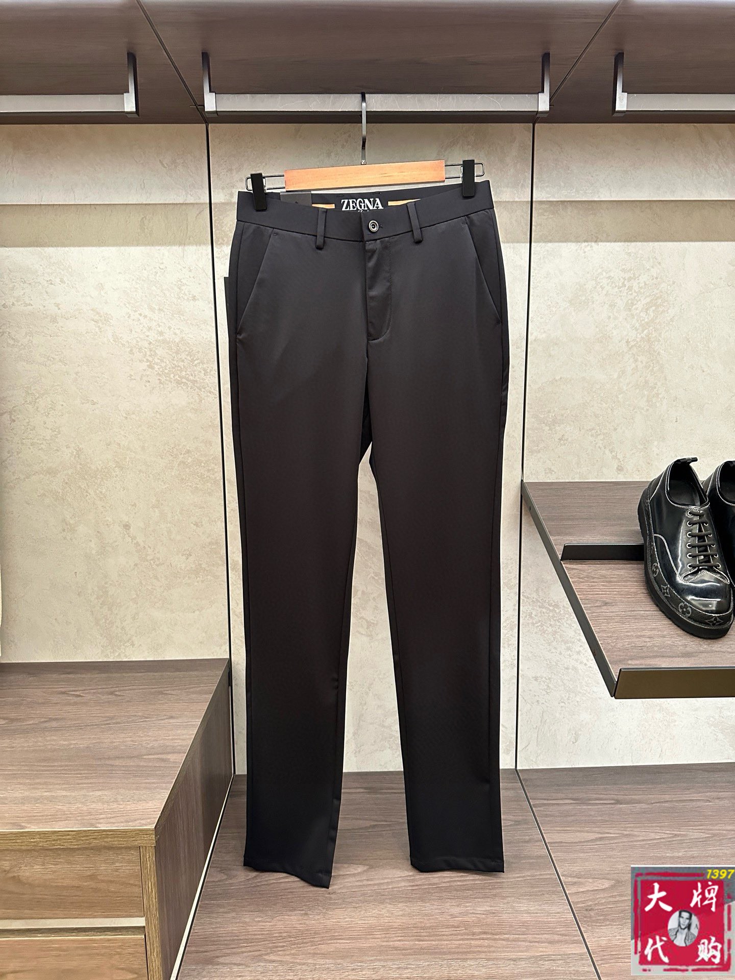 NO:522484,Zegna Spring and Summer Asian Counter Series Latest Models!  High-end ruthless goods, high-end customized slim-fit business Tiansi cotton and linen casual pants, original hardware, a style that is fully suitable for daily business and casual, with super positive upper body effect, three-dimensional slim-fit buttocks lifted, and the leg lines are fully demonstrated, including Tiansi cotton and linen fabric!  It belongs to the type of woven cotton!  The texture is firm and delicate, the upper body is very comfortable and stylish, and it is extremely practical and versatile, which is very worth buying!  Requested recommendations from old customers!  !  Size 29-38, zegna,alexander wang19860909Zegna 杰尼亚 春夏亚洲专柜系列最新款！高端狠货 高端订制修身商务天丝棉麻休闲裤西裤 原版五金 日常商务休闲都完全适用的款,上身效果超正,立体修身提臀,腿部线条完全得到彰显,含天丝棉麻面料！属于色织棉的类型！纹理紧致细腻,上身非常舒适有型,而且极为实穿百搭,非常值得入手！老客户必收推荐！！尺码29-38,,zegna,alexander wang,Men's clothing