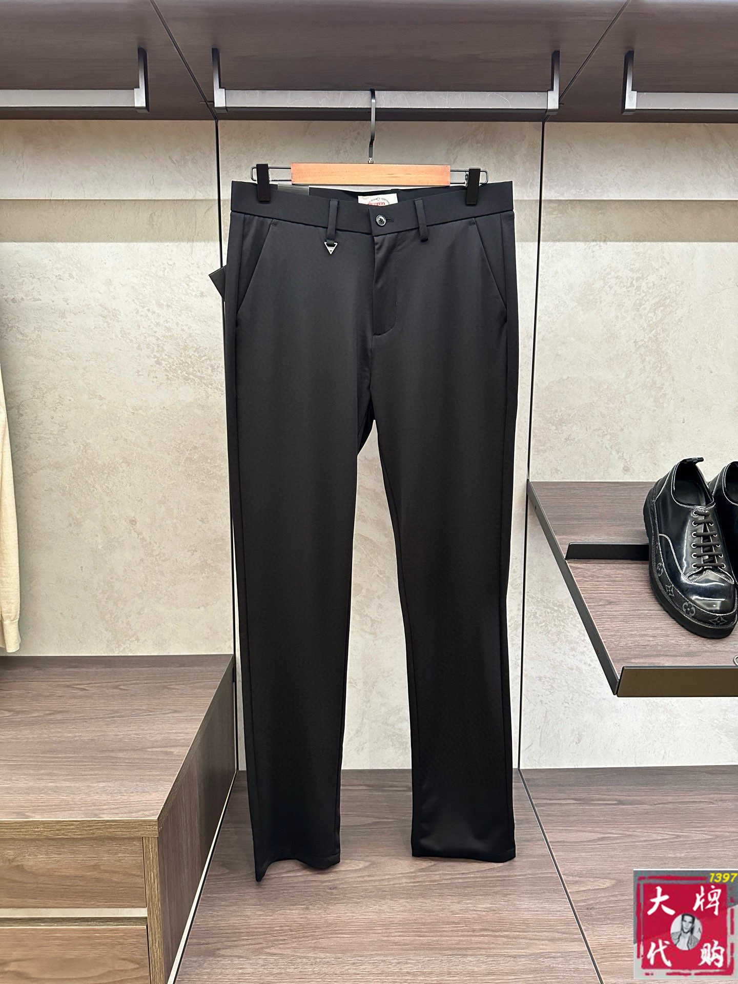 NO:522485,Prada Prada Spring and Summer Asian Counter Series Latest Model!  High-end ruthless goods, high-end customized slim-fit business Tiansi cotton and linen casual pants, original hardware, a style that is fully suitable for daily business and casual, with super positive upper body effect, three-dimensional slim-fit buttocks lifted, and the leg lines are fully demonstrated, including Tiansi cotton and linen fabric!  It belongs to the type of woven cotton!  The texture is firm and delicate, the upper body is very comfortable and stylish, and it is extremely practical and versatile, which is very worth buying!  Requested recommendations from old customers!  !  Size 29-38, prada, prada, alexander wang19860909Prada 普拉达 春夏亚洲专柜系列最新款！高端狠货 高端订制修身商务天丝棉麻休闲裤西裤 原版五金 日常商务休闲都完全适用的款,上身效果超正,立体修身提臀,腿部线条完全得到彰显,含天丝棉麻面料！属于色织棉的类型！纹理紧致细腻,上身非常舒适有型,而且极为实穿百搭,非常值得入手！老客户必收推荐！！尺码29-38,,prada,prada,alexander wang,Men's clothing