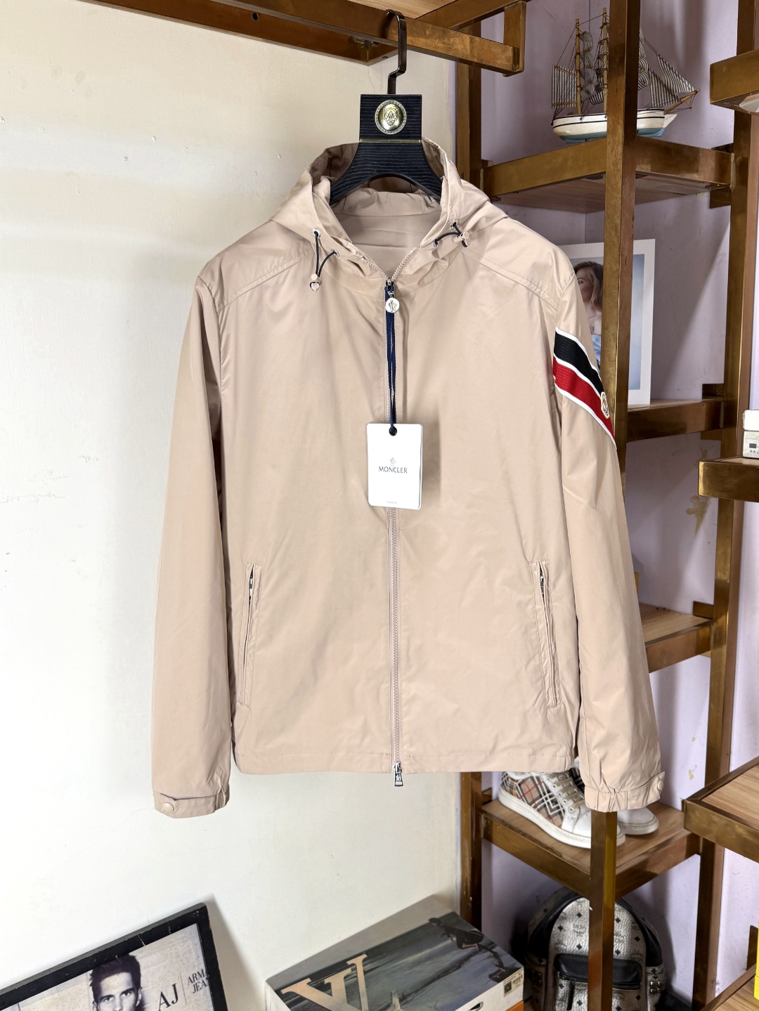 NO:573043,MONCLER is exclusively for new original men's jackets. Special channel supply. High-end goods, simple and classic, popular style. Original polyester fiber innovative technology fabric. Simple, neat and refreshing business. The quality workmanship details can withstand any form of inspection. It is definitely produced by a major factory. It presents a brand new look and gives you a unique upper body experience!  All have gone through a strict selection process, and the original custom-made metal hardware zippers are simple, elegant and versatile. The upper body is elegant and handsome, giving you a brand new sense of sight!  The appearance is incomparable, the details are in place, the upper body is not picky, and it is a must-have for yourself. The counter size is M-3XL,,Moncler,jackets & coats,jackets & coats,alexander wang19860909MONCLER 蒙口 专供新款原单男士夹克外套 渠道特供 高端货简约经典大爆款 原版聚酯纤维创新科技面料 简洁利落又清爽商务,品质做工细节经得起任何形式检验,绝对大厂代工出品 呈现一种焕然一新,赋予你与众不同的上身体验！均经过严格的挑选工序,原版定制金属五金拉链,简约大方百搭款 上身优雅帅气,焕然一新的即视感！品相无敌,细节都很到位,上身不挑人,必入的自留款.专柜码数M-3XL,,Moncler,jackets & coats,jackets & coats,alexander wang,Men's clothing