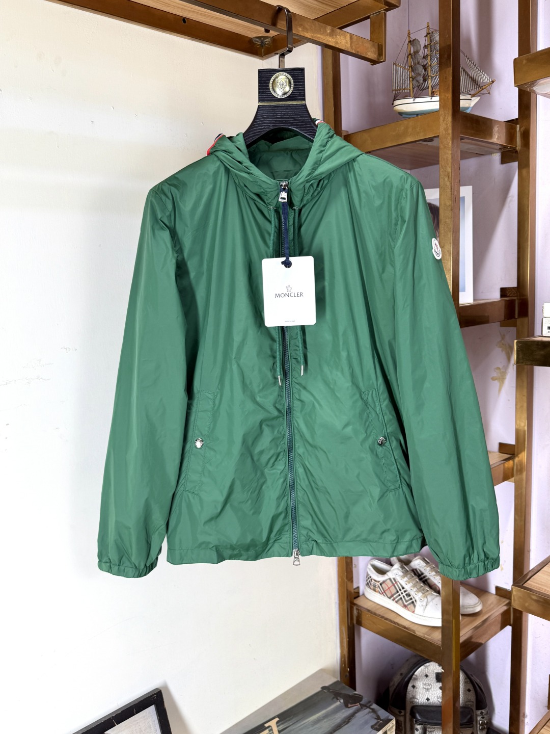 NO:626993,Moncler's latest original product, fashionable casual jacket, imported original fabric, comfortable and breathable upper body, original hardware decoration, high-end version, perfect appearance, very outstanding design, easily enhance the fashion sense, neat and meticulous wiring!  A masterpiece from a famous designer!  Full of unique charm. The parking space is wrapped inside. Exquisite craftsmanship, sports and leisure, impeccable first-class design, super correct fit, super handsome upper body, highly recommended, size M-4XL,, Moncler, jackets & coats, alexander wang19860909Moncler 蒙口 最新品原单狠货,时尚休闲外套,进口原版面料,上身舒适透气,原版五金辅料装饰,高端版本 品相完美,非常出彩的设计,轻松将时髦感进阶,走线工整细致！大牌设计师巨作！尽显别致魅力.内里包边车位.工艺精湛,运动休闲于一身,无可挑剔的一流设计,版型超正,上身超级帅气,强烈推荐 码数M-4XL,,Moncler,jackets & coats,alexander wang,Men's clothing