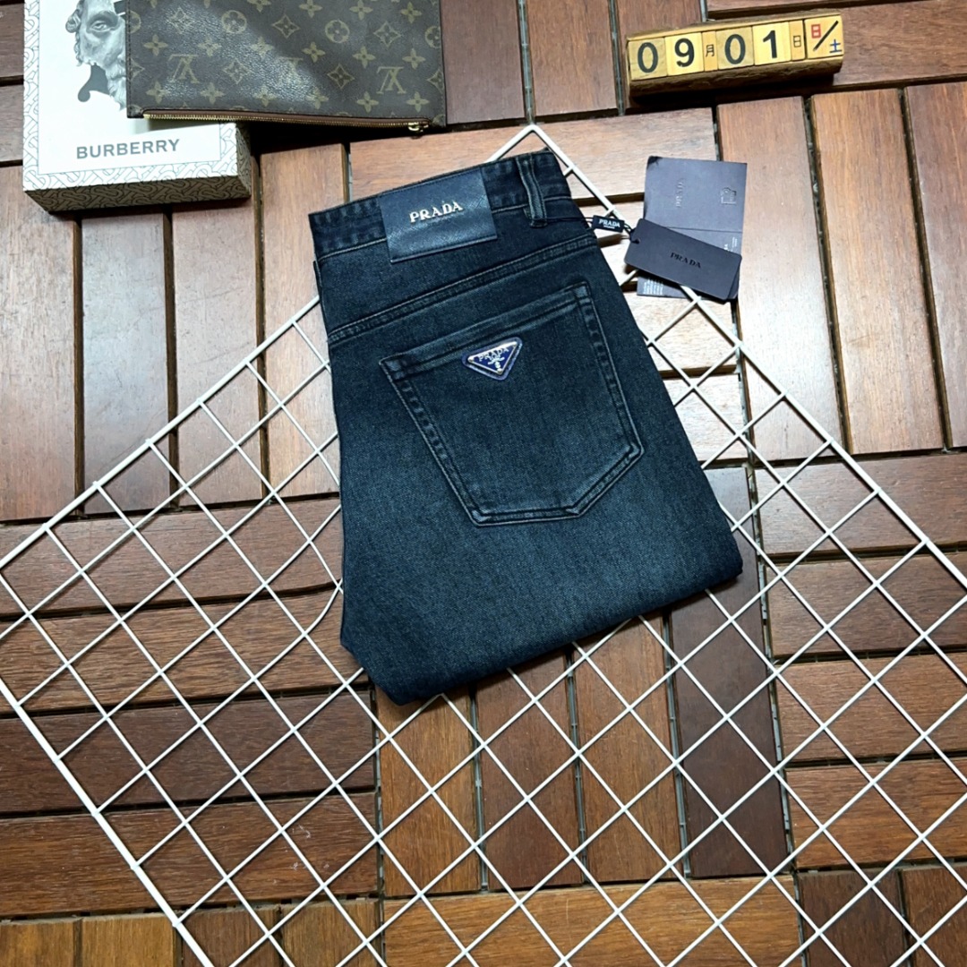 NO:529915,Prada New style and new products available for sale in physical stores. The original 1:1 good product for the counter, suitable for all ages. The highest version of imported European fabrics in the market. They are comfortable, soft and skin-friendly, with super cool and fashionable and versatile upper body effect, straight and stylish, a must-have for the wardrobe!  Suitable for any occasion Size 30-40, prada, prada, jeans, alexander wang19860909Prada 普拉达 新款新品 专柜有售 实体店极品牛仔裤专柜原版1:1好货,适合各个年龄段.市场最高版本的欧洲进口面料.舒适柔软亲肤,上身效果超级棒时尚百搭,笔挺有型,衣橱必备！适合任何场合穿着 尺码30-40,,prada,prada,jeans,alexander wang,Men's clothing