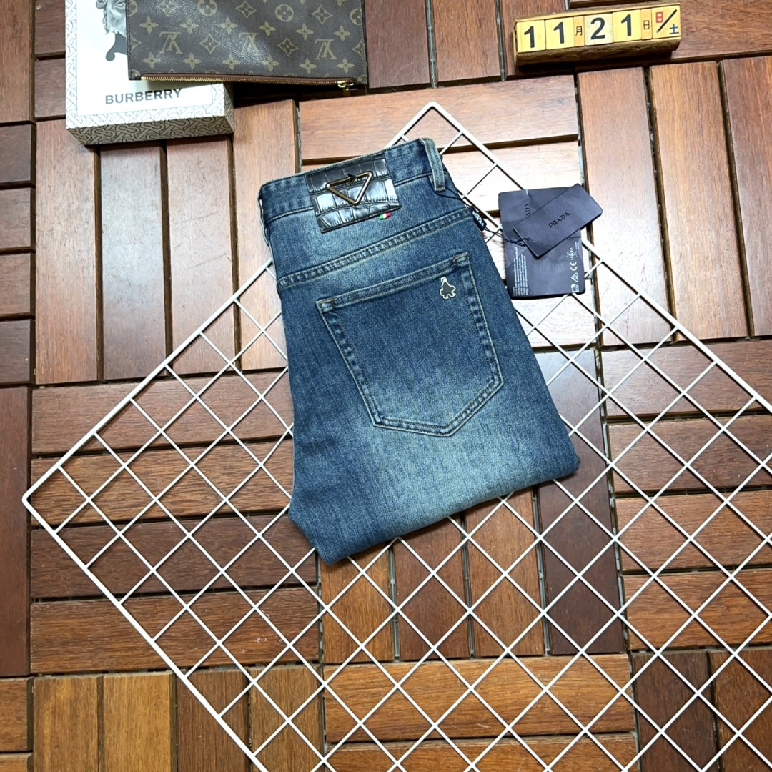 NO:529936,Prada New style and new products available for sale in physical stores. The original 1:1 good product for the counter, suitable for all ages. The highest version of imported European fabrics in the market. They are comfortable, soft and skin-friendly, with super cool and fashionable and versatile upper body effect, straight and stylish, a must-have for the wardrobe!  Suitable for any occasion Size 30-40, prada, prada, jeans, alexander wang19860909Prada 普拉达 新款新品 专柜有售 实体店极品牛仔裤专柜原版1:1好货,适合各个年龄段.市场最高版本的欧洲进口面料.舒适柔软亲肤,上身效果超级棒时尚百搭,笔挺有型,衣橱必备！适合任何场合穿着 尺码30-40,,prada,prada,jeans,alexander wang,Men's clothing