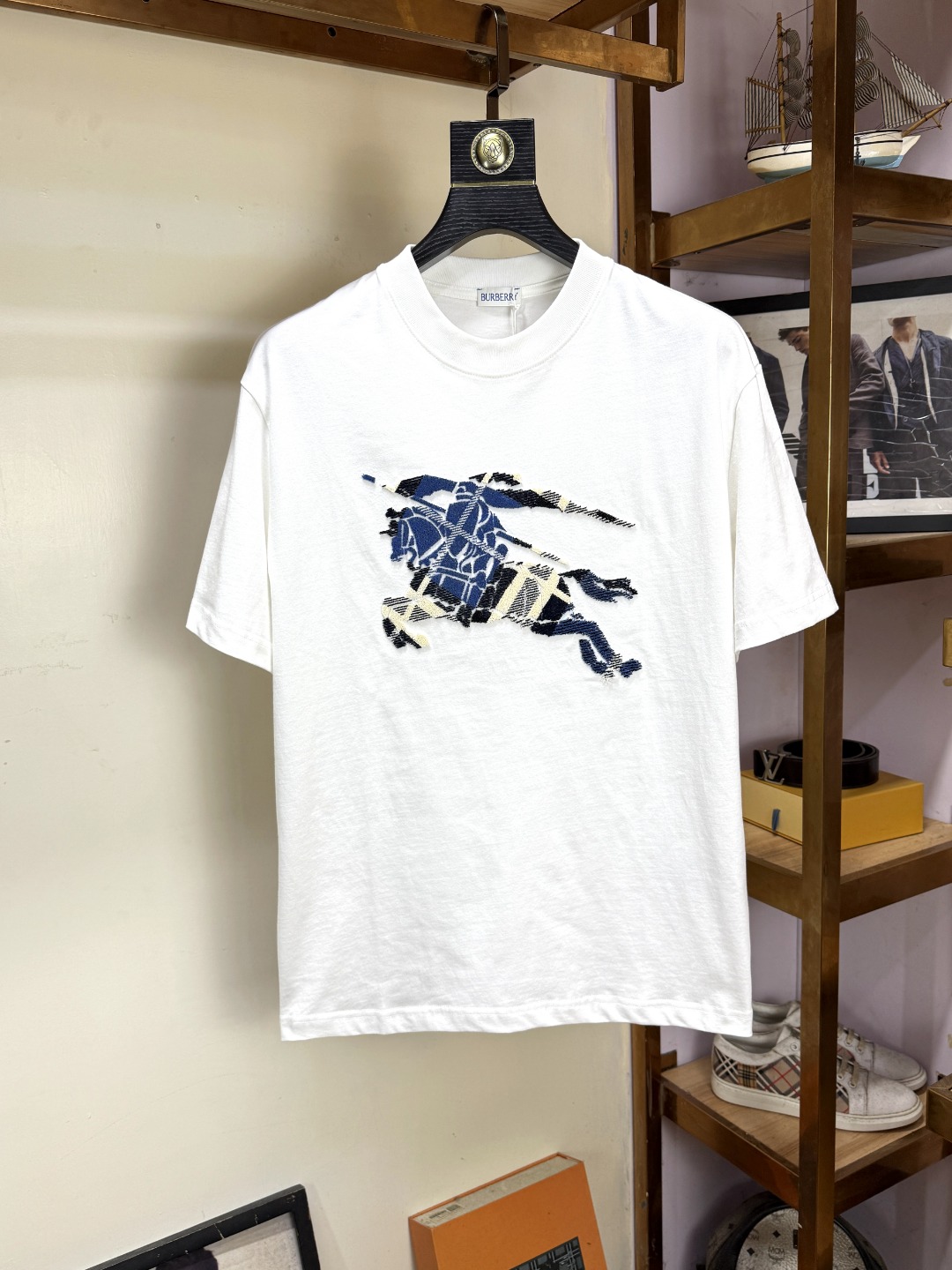 NO:529935,Burberry, Fat Brother Gospel, the largest XL can wear 200 pounds, top-level round neck casual short sleeves, top-level version, high-end custom versatile style, anyone can easily control the fabric, full customization and craftsmanship, the latest logo design of the luxurious classic brand on the chest, very high-end and those who understand goods must enter!  The style and tailoring are slim styles, which are very exquisite, showing aura and highlighting the exquisiteness of business men. This is the unique feature, just right slim fit, and the upper body effect is very good!  Size XS-XL (counter code is equivalent to M-3XL), burberry, burberry, T-shirt, alexander wang19860909Burberry 巴宝莉 胖哥福音最大XL可穿200斤 顶级圆领休闲短袖 顶级版本 高级定制百搭款式 任何人都可以轻松驾驭 面料全订制工艺 胸前奢华经典品牌最新logo设计,非常显档次懂货的必须入！版型剪裁属于修身款 非常精致,显气场,又会凸显商务男士的精致,这就是独到之处,恰到好处的修身,上身效果非常赞！尺码XS-XL（专柜码等同M-3XL）,,burberry,burberry,T-shirt,alexander wang,Men's clothing