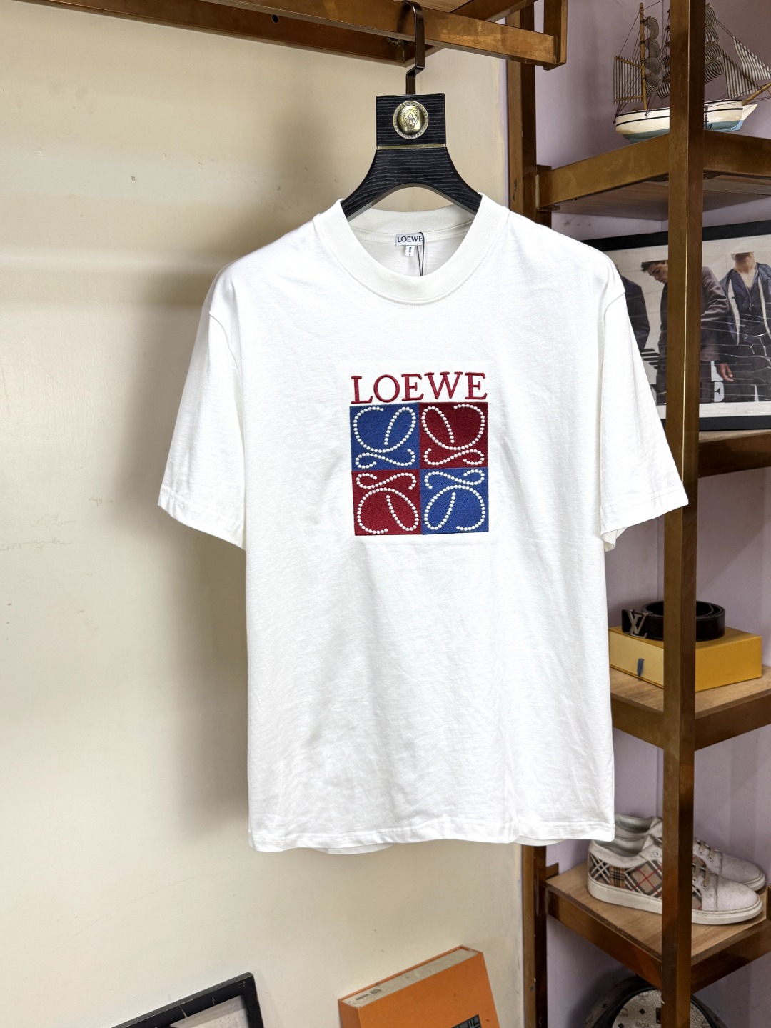 NO:529948,Loewe, Fat Brother Gospel Maximum XL can wear 200 kilograms, top-level round neck casual short sleeves, top-level version, high-end custom versatile styles, anyone can easily control the fabric, full customization and craftsmanship, the latest logo design of the luxurious classic brand on the chest, very high-end and those who understand goods must enter!  The style and tailoring are slim styles, which are very exquisite, showing aura and highlighting the exquisiteness of business men. This is the unique feature, the right slim fit, and the upper body effect is very good!  Size XS-XL (counter code is equivalent to M-3XL), loewe,loewe,T-shirt,alexander wang19860909Loewe 罗意威 胖哥福音最大XL可穿200斤 顶级圆领休闲短袖 顶级版本 高级定制百搭款式 任何人都可以轻松驾驭 面料全订制工艺 胸前奢华经典品牌最新logo设计,非常显档次懂货的必须入！版型剪裁属于修身款 非常精致,显气场,又会凸显商务男士的精致,这就是独到之处,恰到好处的修身,上身效果非常赞！尺码XS-XL（专柜码等同M-3XL）,,loewe,loewe,T-shirt,alexander wang,Men's clothing