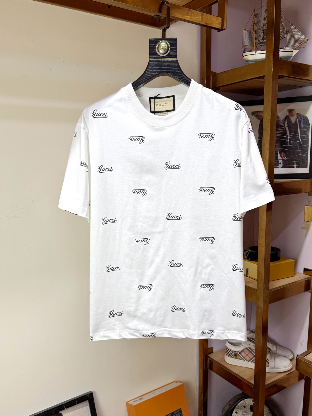 NO:529946,Gucci Gucci Fat Brother Gospel Maximum XL can wear 200 kilograms Top-level round neck casual short sleeves Top-level version High-end custom versatile styles Anyone can easily control the fabric is fully customized craftsmanship The latest logo design of the luxurious classic brand on the chest is very high-end, and those who understand goods must enter!  The style and tailoring are slim styles, which are very exquisite, showing aura and highlighting the exquisiteness of business men. This is the unique feature, the right slim fit, and the upper body effect is very good!  Size XS-XL (counter code is equivalent to M-3XL), gucci, T-shirt, alexander wang19860909Gucci 古奇 胖哥福音最大XL可穿200斤 顶级圆领休闲短袖 顶级版本 高级定制百搭款式 任何人都可以轻松驾驭 面料全订制工艺 胸前奢华经典品牌最新logo设计,非常显档次懂货的必须入！版型剪裁属于修身款 非常精致,显气场,又会凸显商务男士的精致,这就是独到之处,恰到好处的修身,上身效果非常赞！尺码XS-XL（专柜码等同M-3XL）,,gucci,T-shirt,alexander wang,Men's clothing