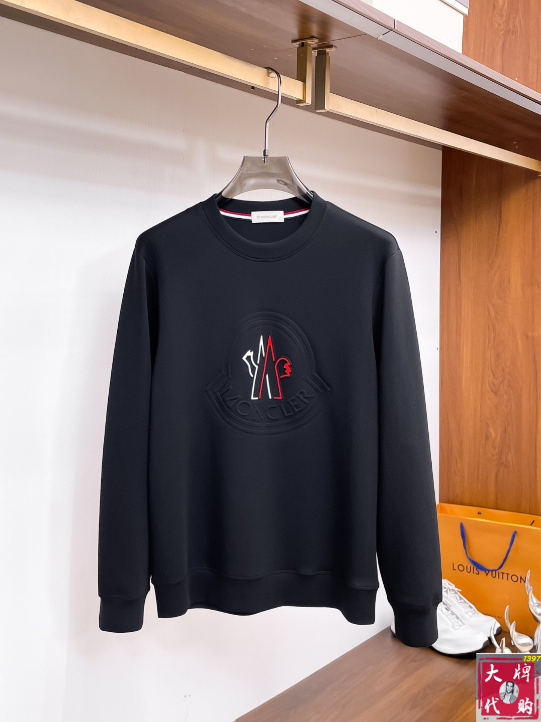 NO:529906,Moncler hooded Autumn Gouke heavy sweatshirt series new product!  The details are unscrupulous, with a sense of class and luxurious recognition!  It is comfortable and slim when worn. It is lazy and casual, especially pleasing to look at. It is suitable for daily wear~ It feels very comfortable, fashionable and personalized. A super versatile and beautiful sweatshirt!  Code number M-3XL, Moncler, hoodie, sweatshirts, alexander wang19860909Moncler 蒙口 秋季高克重卫衣系列新品！细节无法挑剔,极具档次感与奢华辨识度！穿上就是舒适自在又显瘦的存在,慵懒而随性,特别耐看,适合日常穿着～ 手感非常舒服 时尚又个性 超级百搭好看的一款卫衣！码数M-3XL,,Moncler,hoodie,sweatshirts,alexander wang,Men's clothing