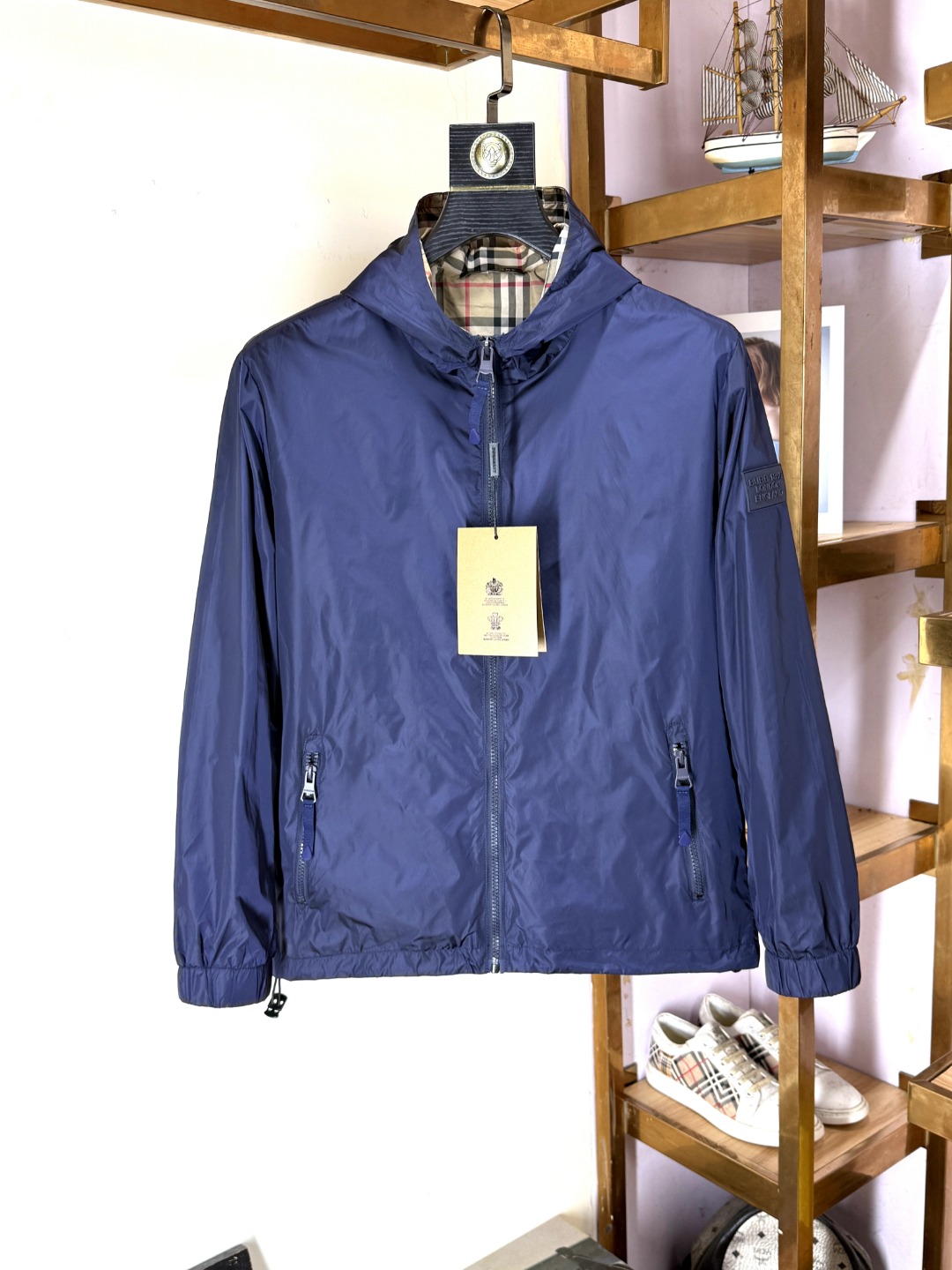 NO:529953,Burberry's new autumn jacket is coming, and it is made of a popular environmentally friendly polyester memory fabric recently. It is a high-end outdoor sports and leisure series, which is very popular!  The latest special material developed by BUR, memory fabric, also called memory cloth, refers to fabrics with morphological memory functions, which instantly kills all versions on the market. It can only be said that they are not at the same level at all. Whether it is material, detail restoration and craftsmanship, they are not afraid of any challenges. They just contribute wonderful products to everyone. As always, they are consistent. A style that implements the core concept of BUR tightly ties the plaid and fashion, always maintains perfection, a simple but not simple design style that perfectly meets the outfit you need in daily life. Size: M-3XL, burberry, burberry, jackets & coats, jackets & coats, alexander wang19860909Burberry 巴宝莉 秋季新品夹克外套重磅来袭,最近比较火热的环保聚酯纤维记忆面料制作而成,高端户外运动休闲系列,非常火热运动风潮！BUR最新研发的特殊材质,记忆面料也叫记忆布,是指具有形态记忆功能的面料,秒杀市面上一切版本,只能说根本就不是一个级别的存在,不管是材质还是细节还原度以及工艺制作方面,不惧任何挑战,只为给大家奉献绝妙产物一如既往,始终如一,贯彻了BUR核心理念的一个款式将格纹与时尚紧紧的捆绑在一起,时刻保持完美,简约而不简单的的设计风格,完美的满足了你日常所需要的穿搭.尺码:M-3XL,,burberry,burberry,jackets & coats,jackets & coats,alexander wang,Men's clothing