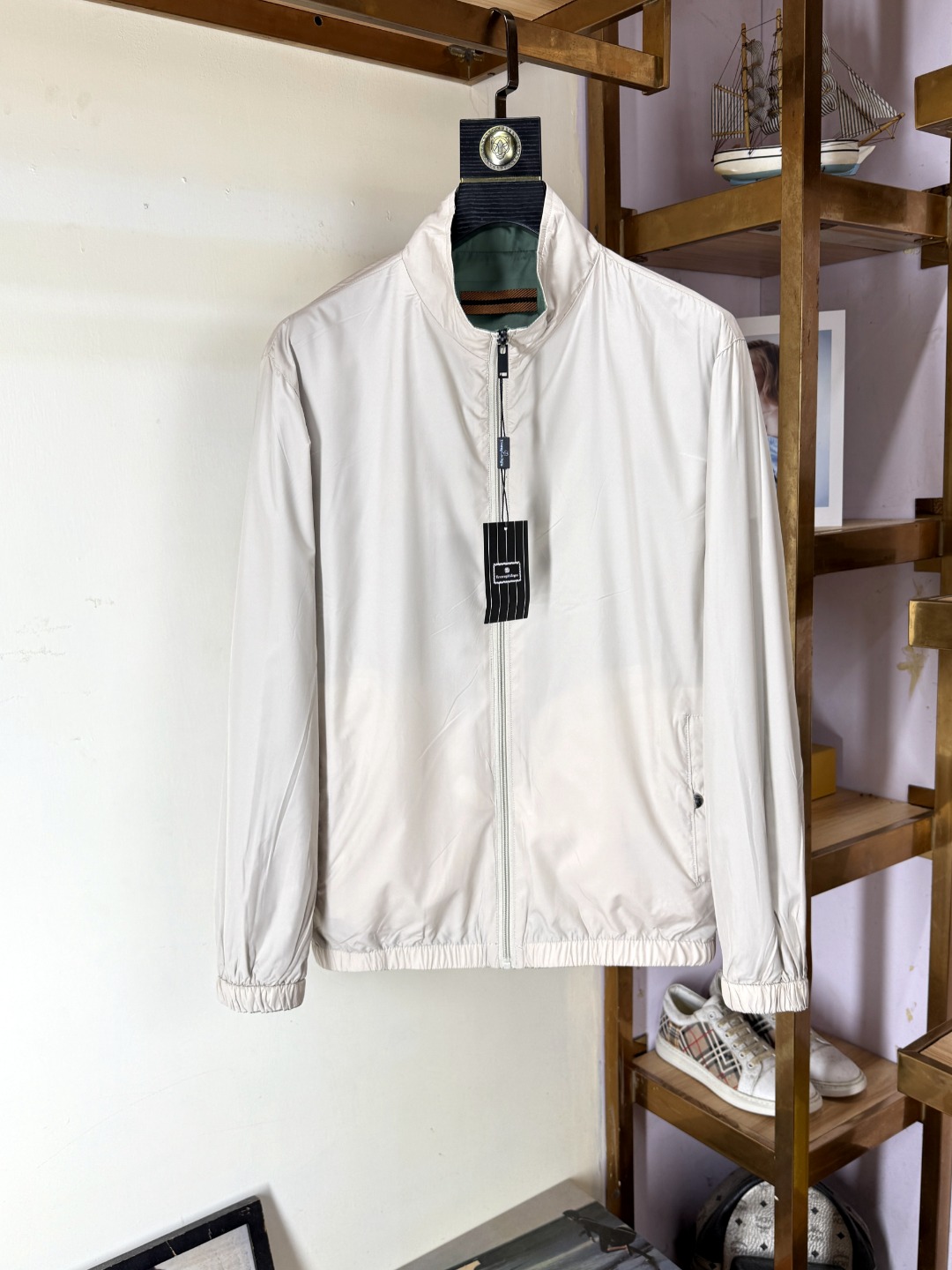 NO:529945,Zegna's new autumn jacket double-sided jacket is coming, and it is made of a popular environmentally friendly polyester memory fabric recently. It is a high-end outdoor sports and leisure series, which is very popular!  The latest special material developed by BUR, memory fabric, also called memory cloth, refers to fabrics with morphological memory functions, which instantly kills all versions on the market. It can only be said that it is not a level at all. Whether it is material, detail restoration and craftsmanship, you are not afraid of any challenges. Just to contribute wonderful products to everyone, as always, and consistently. A style that implements the core concept of BUR closely ties the plaid and fashion, always maintains perfection, a simple but not simple design style perfectly meets the outfit you need in daily life. Size: M-3XL, burberry, zegna, jackets & coats, jackets & coats, alexander wang19860909Zegna 杰尼亚 秋季新品夹克双面外套重磅来袭,最近比较火热的环保聚酯纤维记忆面料制作而成,高端户外运动休闲系列,非常火热运动风潮！BUR最新研发的特殊材质,记忆面料也叫记忆布,是指具有形态记忆功能的面料,秒杀市面上一切版本,只能说根本就不是一个级别的存在,不管是材质还是细节还原度以及工艺制作方面,不惧任何挑战,只为给大家奉献绝妙产物一如既往,始终如一,贯彻了BUR核心理念的一个款式将格纹与时尚紧紧的捆绑在一起,时刻保持完美,简约而不简单的的设计风格,完美的满足了你日常所需要的穿搭.尺码:M-3XL,,burberry,zegna,jackets & coats,jackets & coats,alexander wang,Men's clothing