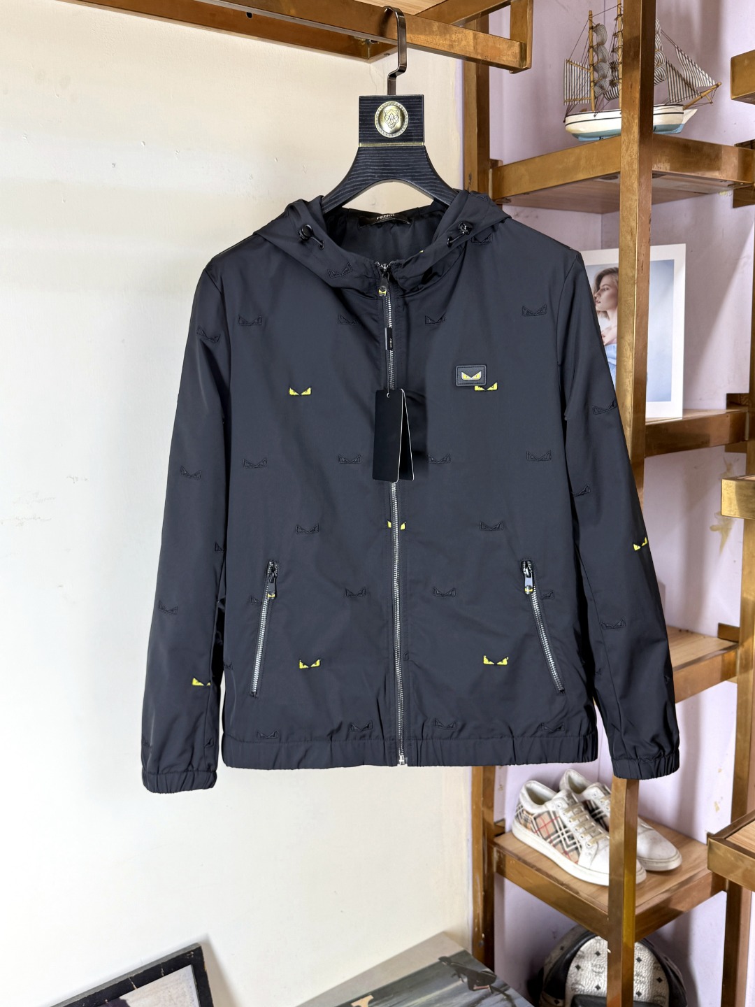 NO:529947,Fendi's new autumn jacket is coming, and it is made of a popular environmentally friendly polyester memory fabric recently. It is a high-end outdoor sports and leisure series, which is very popular!  The latest special material developed by BUR, memory fabric, also called memory cloth, refers to fabrics with morphological memory functions, which instantly kills all versions on the market. It can only be said that it is not a level at all. Whether it is material, detail restoration and craftsmanship, you are not afraid of any challenges. Just to contribute wonderful products to everyone, as always, and consistently. A style that implements the core concept of BUR closely ties the plaid and fashion, always maintains perfection, a simple but not simple design style perfectly meets the outfit you need in daily life. Size: M-3XL, burberry, fendi, fendi, jackets & coats, jackets & coats, alexander wang19860909Fendi 芬迪 秋季新品夹克外套重磅来袭,最近比较火热的环保聚酯纤维记忆面料制作而成,高端户外运动休闲系列,非常火热运动风潮！BUR最新研发的特殊材质,记忆面料也叫记忆布,是指具有形态记忆功能的面料,秒杀市面上一切版本,只能说根本就不是一个级别的存在,不管是材质还是细节还原度以及工艺制作方面,不惧任何挑战,只为给大家奉献绝妙产物一如既往,始终如一,贯彻了BUR核心理念的一个款式将格纹与时尚紧紧的捆绑在一起,时刻保持完美,简约而不简单的的设计风格,完美的满足了你日常所需要的穿搭.尺码:M-3XL,,burberry,fendi,fendi,jackets & coats,jackets & coats,alexander wang,Men's clothing