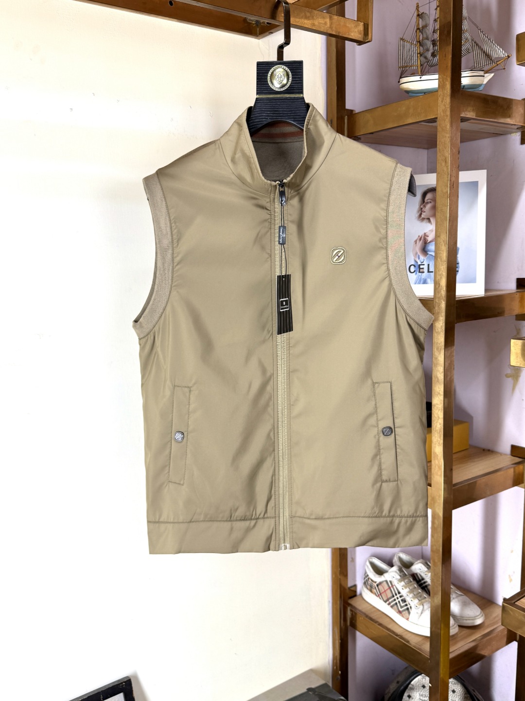 NO:529941,ZEGNA exclusively offers the latest spring and autumn fashion stand-up vests. Classic design and a vest with great looks. The quality is even more unscrupulous. You can buy it directly. You can't get it right! Through the detailed pictures, you can feel its powerful aura, and the warm-concentration effect is significant, so you don’t have to worry about the chill at all! It is both fashionable and functional, and the whole style looks more luxurious and elegant! Size M-3XL, zegna,alexander wang19860909ZEGNA 杰尼亚独家专供最新春秋时尚立领马甲 经典设计与颜值爆棚的马甲 品质更是无法挑剔品控可以直接入手,不容过错的高端臻品！通过细节图片便可感受到它强悍的气场,聚温保暖效果显著,完全不用担心会有一点寒意！时尚与功能性兼备,整款显得更加的奢华大气！尺码M-3XL,,zegna,alexander wang,Men's clothing