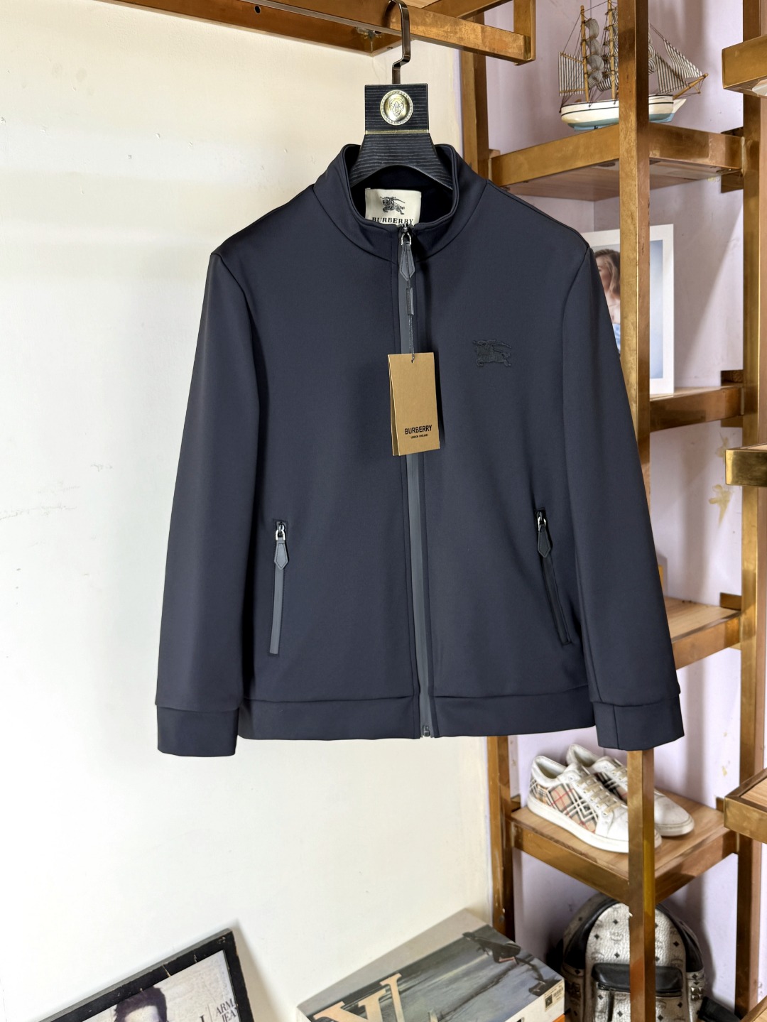 NO:529943,Burberry Burberry latest products, available at the same time for sale in the counter, original singles, fashionable and casual hooded sunscreen jacket, imported original fabric, comfortable and breathable upper body, top-grade printing craft letter pattern decoration logo, original hardware and auxiliary decoration, extremely high grade, comfortable and versatile, and handsome upper body, recommended, code M-3XL, burberry, burberry, jackets & coats, hats, alexander wang19860909Burberry 巴宝莉 最新品,专柜同步有售,原单狠货,时尚休闲连帽防晒服外套,进口原版面料,上身舒适透气,顶级印花工艺字母图案装饰logo,原版五金辅料装饰,档次极高,舒适百搭,上身帅气十足,推荐,码数M-3XL,,burberry,burberry,jackets & coats,hats,alexander wang,Men's clothing