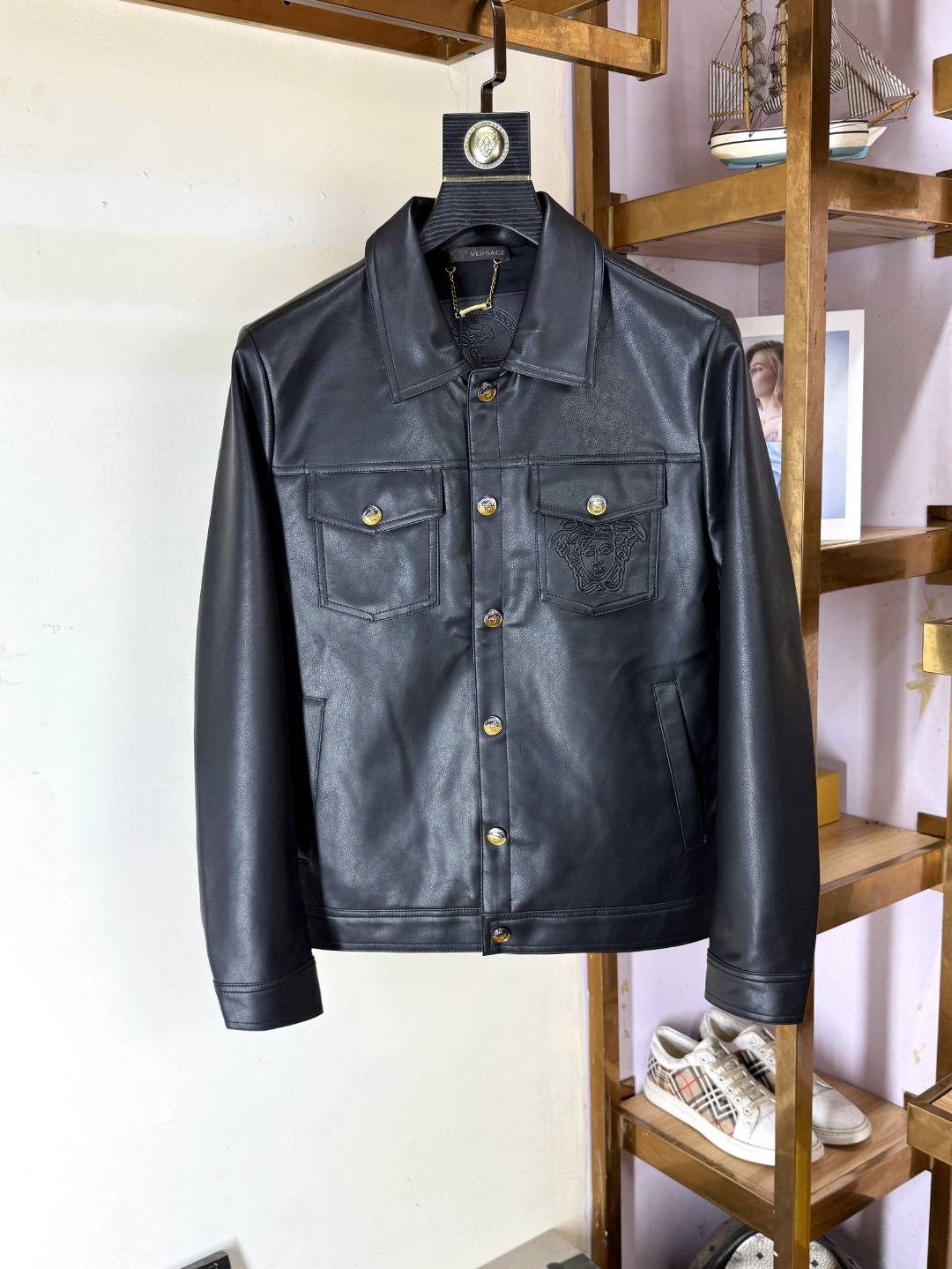 NO:529939,Versace latest products, available at the same time for counters, original singles, fashionable and casual hooded sunscreen jackets, imported original fabrics, comfortable and breathable upper body, top-grade printing craft letter pattern decoration logo, original hardware and auxiliary materials decoration, extremely high grade, comfortable and versatile, and handsome upper body, recommended, code number M-3XL, versace, versace, jackets & coats, hats, alexander wang19860909Versace 范思哲 最新品,专柜同步有售,原单狠货,时尚休闲连帽防晒服外套,进口原版面料,上身舒适透气,顶级印花工艺字母图案装饰logo,原版五金辅料装饰,档次极高,舒适百搭,上身帅气十足,推荐,码数M-3XL,,versace,versace,jackets & coats,hats,alexander wang,Men's clothing