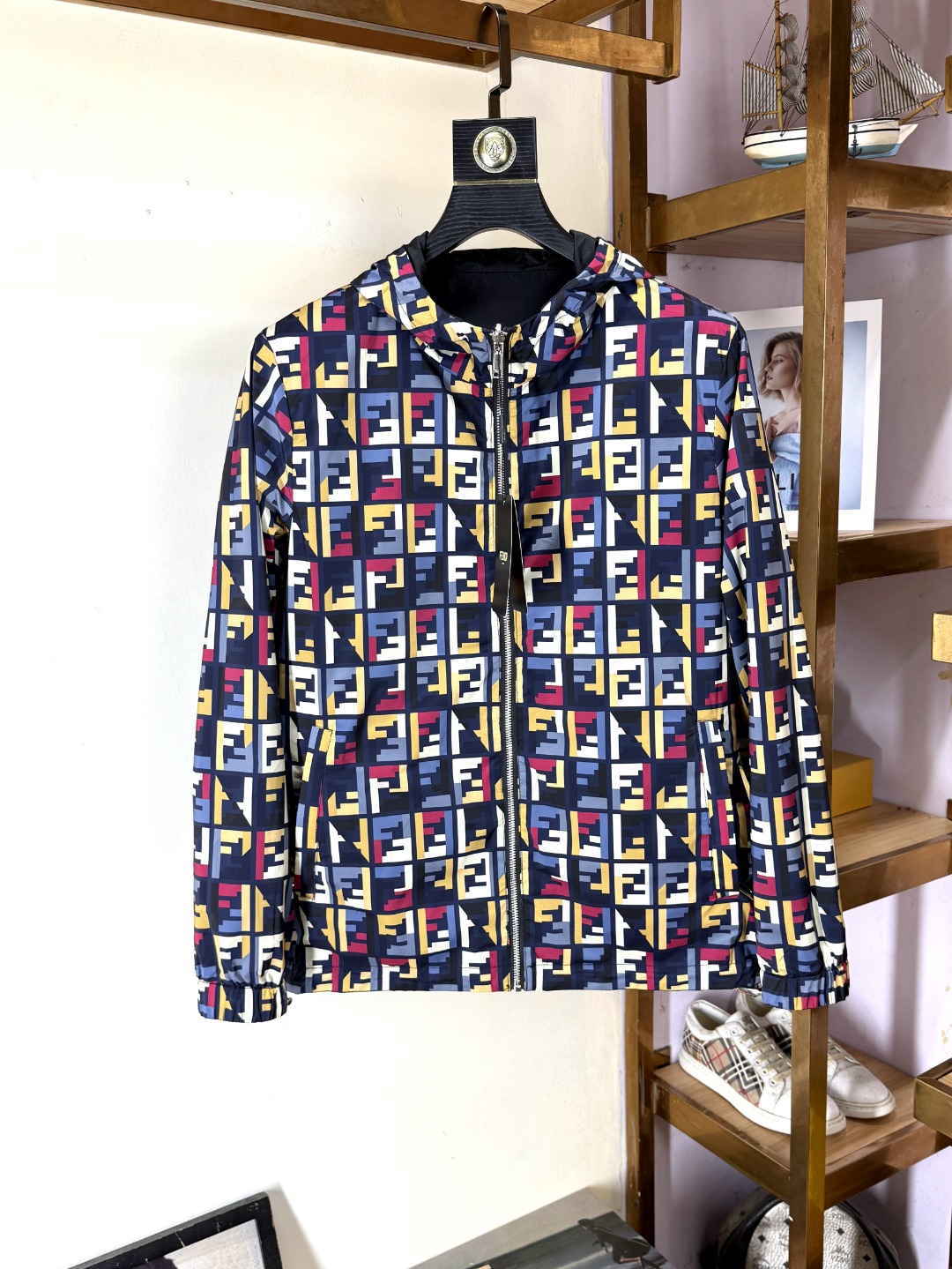 NO:529951,Fendi's latest products, available at the same time for counters, original singles, fashionable and casual hooded sunscreen jackets, imported original fabrics, comfortable and breathable upper body, top-grade printing craft letter pattern decoration logo, original hardware and auxiliary materials decoration, extremely high grade, comfortable and versatile, top-body handsome, recommended, code number M-3XL,, fendi, fendi, jackets & coats, hats, alexander wang19860909Fendi 芬迪 最新品,专柜同步有售,原单狠货,时尚休闲连帽防晒服外套,进口原版面料,上身舒适透气,顶级印花工艺字母图案装饰logo,原版五金辅料装饰,档次极高,舒适百搭,上身帅气十足,推荐,码数M-3XL,,fendi,fendi,jackets & coats,hats,alexander wang,Men's clothing