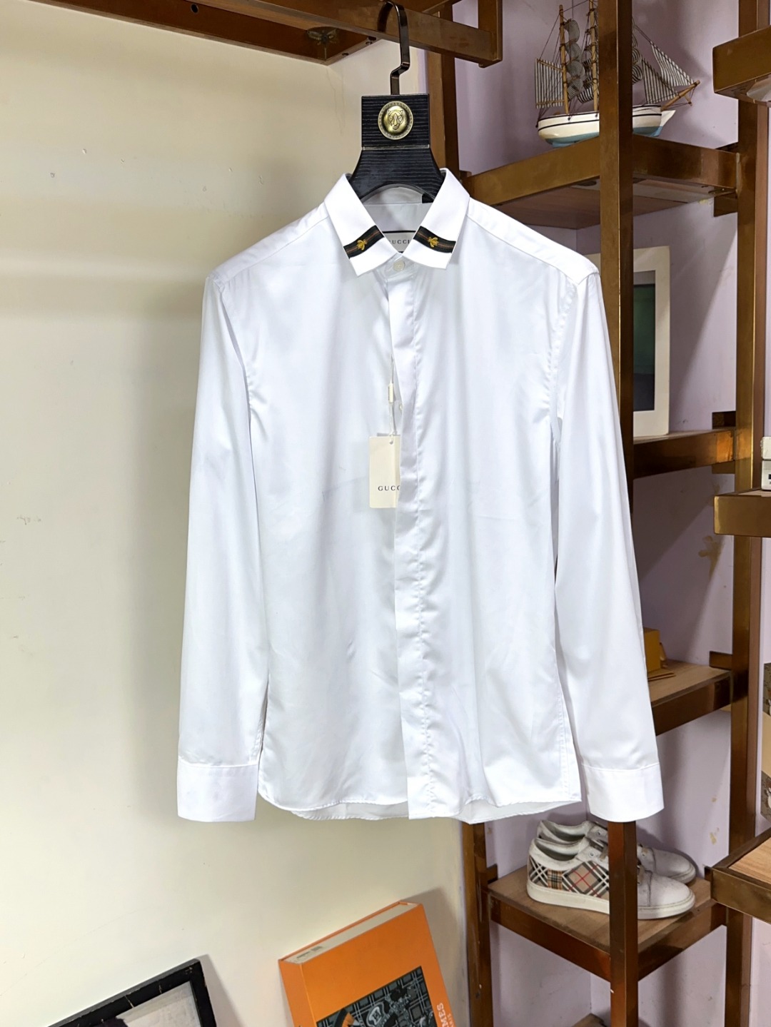 NO:735121,Gucci top business original long-sleeved shirt, advanced customized and versatile style. Anyone can easily control it. The fabric is fully customized and the latest logo design of the luxury classic brand on the chest is very classy and a must-have for those who know the goods!  The tailoring is slim-fitting, very refined, shows off aura, and highlights the sophistication of business men. This is unique, it has just the right amount of slim fit, and the upper body effect is great!  Sizes M-3XL (up to 190 pounds), gucci, shirts,19860909Gucci 古奇 顶级商务原单长袖衬衫高级定制百搭款式 任何人都可以轻松驾驭 面料全订制工艺 胸前奢华经典品牌最新logo设计,非常显档次懂货的必须入！版型剪裁属于修身款 非常精致,显气场,又会凸显商务男士的精致,这就是独到之处,恰到好处的修身,上身效果非常赞！尺码M-3XL（最大穿到190斤）,,gucci,shirts,,Men's clothing