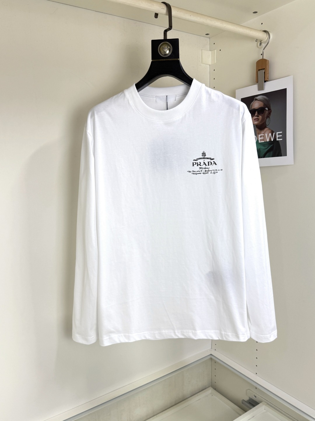 NO:546324,Prada 2025 Autumn and Winter round neck long-sleeved T-shirt base layer. The elemental logo badge highlights the casual fashion charm and still leads the fashion trend. It selects long-staple cotton yarn and 260g worsted high-count heavy-weight custom-woven and dyed fabrics. It is washed at high temperature before cutting to shape, and the finished product is washed softly. It feels skin-friendly when worn. The cotton is soft and has a natural drape. It is synchronized with the counter and has a loose version with slightly dropped shoulders. It can be salty or sweet, suitable for both men and women, and is super versatile.  Using machine embroidery, the delicate and full texture is highlighted, bringing a new experience to fashion sports and leisure!  !  Sizes XS-XL19860909Prada 普拉达 2025秋冬 圆领长袖T恤打底衫 元素性的Logo徽章凸显休闲时尚魅力,依然独领时尚风骚,甄选长绒棉纱,260g精纺高支重磅定织定染面料,裁前高温洗水定型,成品再洗柔,穿着感受亲肤棉柔,垂感自然.专柜同步,微落肩宽松版型,可盐可甜,男女皆宜,超百搭. 采用器械刺绣,细腻饱满的质感突显,为时尚运动休闲带来全新体验！！ 尺码 XS-XL XS码肩宽48 胸围100 衣长68 S码肩宽50 胸围104 衣长70 M码肩宽52 胸围108 衣长72 L码肩宽54 胸围112 衣长74 XL码肩宽56 胸围116 衣长76,,prada,prada,tees，t-shirt,alexander wang,Men's clothing