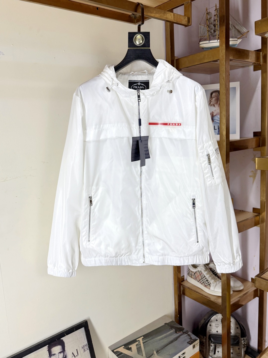 NO:573047,Prada specializes in new original men's jackets. Special channel supply. High-end products, simple and classic, popular style. Original polyester fiber innovative technology fabric. Simple, neat and refreshing business. The quality workmanship details can withstand any form of inspection. It is definitely produced by a major factory. It presents a brand new look and gives you a unique upper body experience!  All have gone through a strict selection process, and the original custom-made metal hardware zippers are simple, elegant and versatile. The upper body is elegant and handsome, giving you a brand new sense of sight!  The appearance is incomparable, the details are in place, the upper body is not picky, and it is a must-have. The counter size is M-3XL.,, prada, prada, jackets & coats, jackets & coats, alexander wang19860909Prada 普拉达 专供新款原单男士夹克外套 渠道特供 高端货简约经典大爆款 原版聚酯纤维创新科技面料 简洁利落又清爽商务,品质做工细节经得起任何形式检验,绝对大厂代工出品 呈现一种焕然一新,赋予你与众不同的上身体验！均经过严格的挑选工序,原版定制金属五金拉链,简约大方百搭款 上身优雅帅气,焕然一新的即视感！品相无敌,细节都很到位,上身不挑人,必入的自留款.专柜码数M-3XL.,,prada,prada,jackets & coats,jackets & coats,alexander wang,Men's clothing