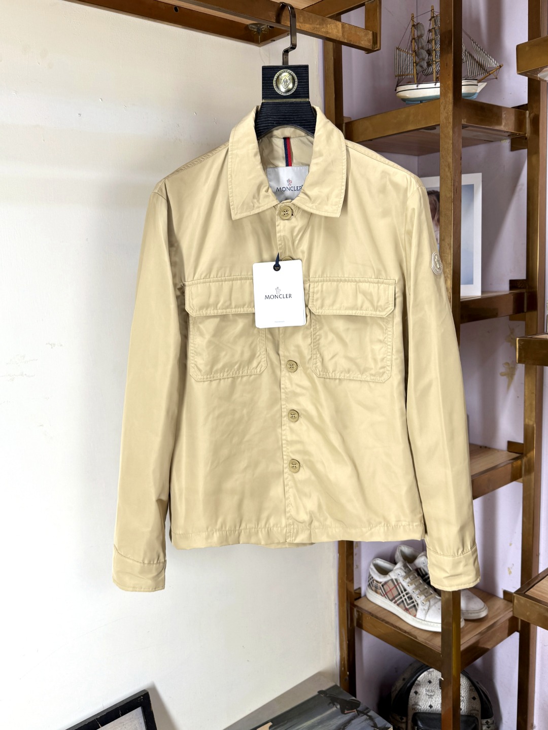 NO:597636,MONCLER is exclusively for new original men's jackets. Special channel supply. High-end goods, simple and classic, popular style. Original polyester fiber innovative technology fabric. Simple, neat and refreshing business. The quality workmanship details can withstand any form of inspection. It is definitely produced by a major factory. It presents a brand new look and gives you a unique upper body experience!  All have gone through a strict selection process, and the original custom-made metal hardware zippers are simple, elegant and versatile. The upper body is elegant and handsome, giving you a brand new sense of sight!  The appearance is incomparable, the details are in place, the upper body is not picky, and it is a must-have for yourself. The counter size is M-4XL,,Moncler,jackets & coats,jackets & coats,alexander wang19860909MONCLER 蒙口 专供新款原单男士夹克外套 渠道特供 高端货简约经典大爆款 原版聚酯纤维创新科技面料 简洁利落又清爽商务,品质做工细节经得起任何形式检验,绝对大厂代工出品 呈现一种焕然一新,赋予你与众不同的上身体验！均经过严格的挑选工序,原版定制金属五金拉链,简约大方百搭款 上身优雅帅气,焕然一新的即视感！品相无敌,细节都很到位,上身不挑人,必入的自留款.专柜码数M-4XL,,Moncler,jackets & coats,jackets & coats,alexander wang,Men's clothing