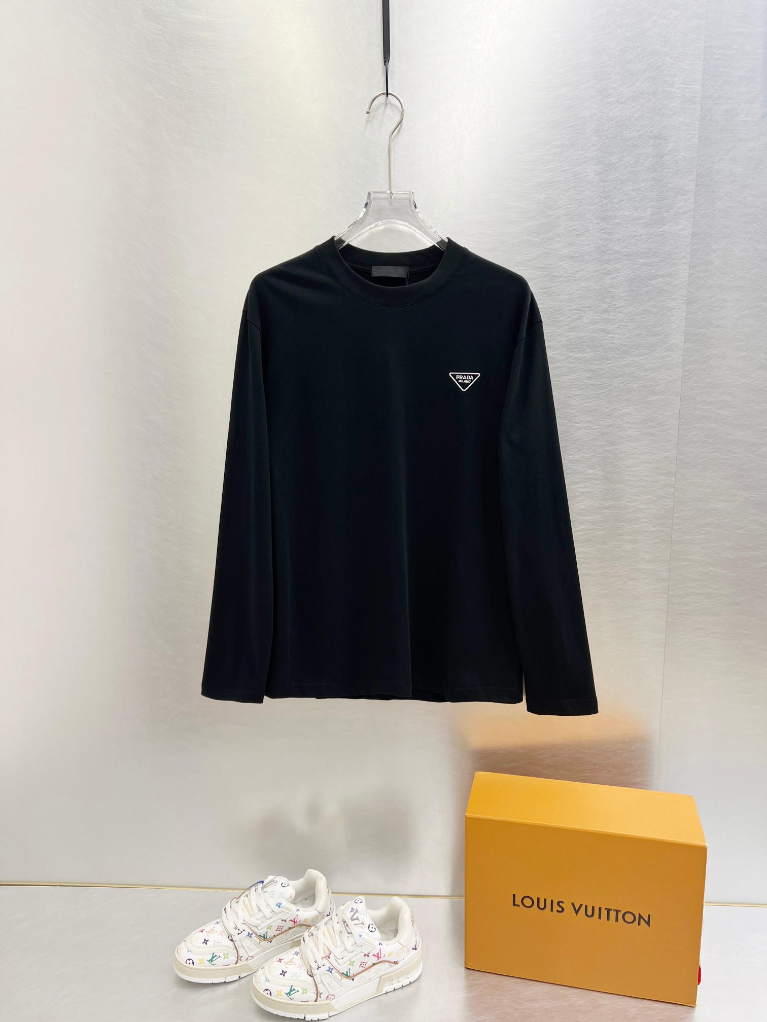 NO:529142,Prada 2025 Autumn and Winter Round neck long-sleeved T-shirt base shirt Elemental Logo badge highlights the charm of casual and fashionable, and is still unique in fashion and coquettish. Selected long velvet cotton yarn, 260g worsted high-split heavy-duty fixed weaving and dyeing fabric, high-temperature washing before cutting, and the finished product is washed softly. It feels skin-friendly and cotton-soft, and the drape is natural. The counter is synchronized, with a slightly shoulder-falling loose style, which can be salty or sweet, both for men and women, and is super versatile. It uses instrument embroidery, and the delicate and full texture highlights, bringing a new experience to fashion sports and leisure!  !  Size XS-XL XS Size Shoulder Width 48 Bust 100 Clothes Length 68 S S S Shoulder Width 50 Bust 104 Clothes Length 70 M S Shoulder Width 52 Bust 108 Clothes Length 72 L Size Shoulder Width 54 Bust 112 Clothes Length 74 XL Size Shoulder Width 56 Bust 116 Clothes Length 76,,prada,prada,tees,t-shirt,alexander wang19860909Prada 普拉达 2025秋冬 圆领长袖T恤打底衫 元素性的Logo徽章凸显休闲时尚魅力,依然独领时尚风骚,甄选长绒棉纱,260g精纺高支重磅定织定染面料,裁前高温洗水定型,成品再洗柔,穿着感受亲肤棉柔,垂感自然.专柜同步,微落肩宽松版型,可盐可甜,男女皆宜,超百搭. 采用器械刺绣,细腻饱满的质感突显,为时尚运动休闲带来全新体验！！ 尺码 XS-XL XS码肩宽48 胸围100 衣长68 S码肩宽50 胸围104 衣长70 M码肩宽52 胸围108 衣长72 L码肩宽54 胸围112 衣长74 XL码肩宽56 胸围116 衣长76,,prada,prada,tees，t-shirt,alexander wang,Men's clothing