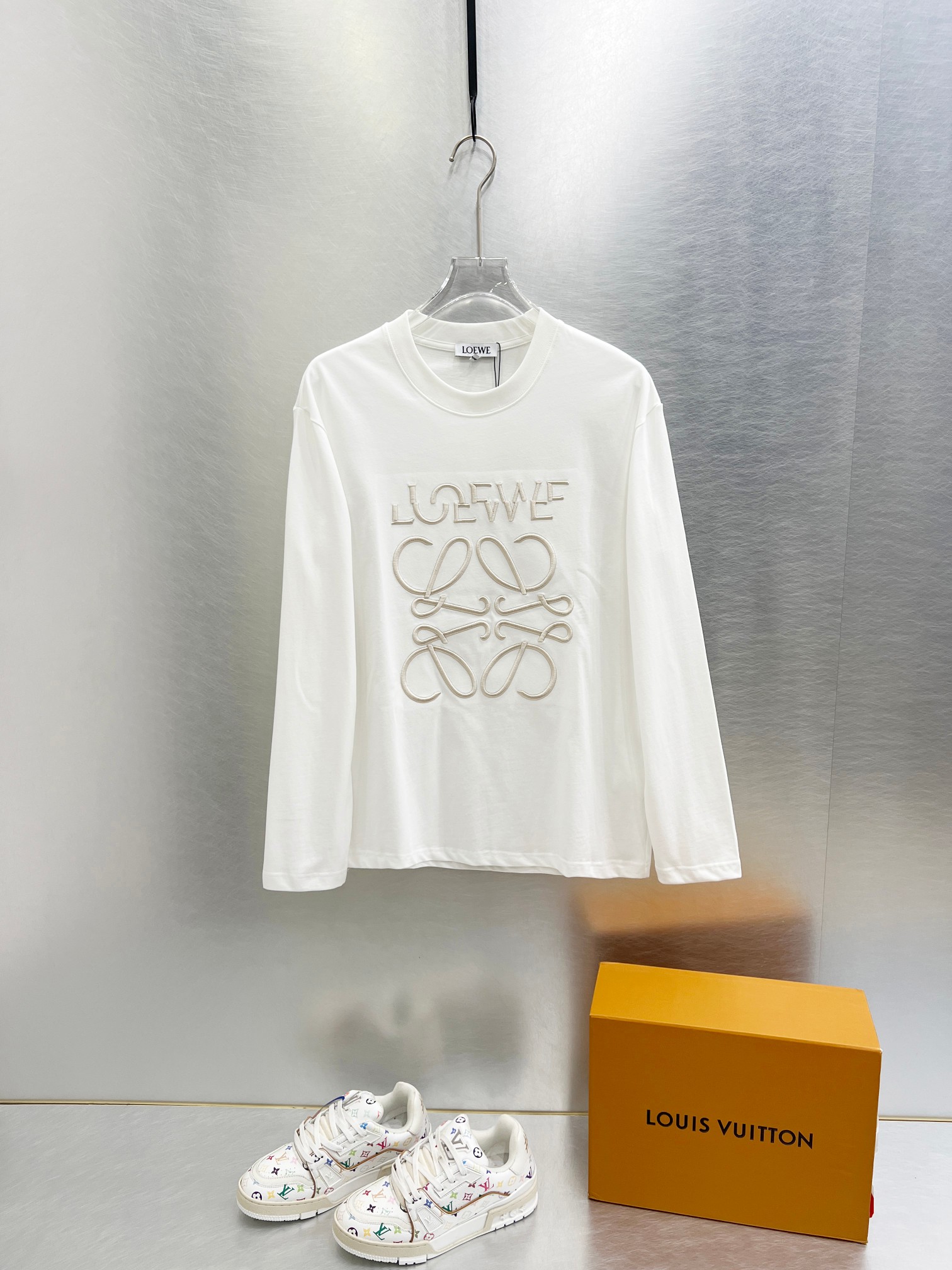 NO:529144,Loewe 2025 Autumn and Winter Round neck long-sleeved T-shirt base shirt Elemental Logo badge highlights the charm of casual and fashionable, and is still unique in fashion and coquettish. Selected long velvet cotton yarn, 260g worsted high-split heavy-duty fixed weaving and dyeing fabric, high-temperature washing before cutting, and the finished product is washed softly. It feels skin-friendly and cotton-soft, and the drape is natural. The counter is synchronized, with a slightly shoulder-falling loose style, which can be salty or sweet, both for men and women, and is super versatile. It uses equipment embroidery, and the delicate and full texture highlights, bringing a new experience to fashion sports and leisure!  !  Size XS-XL XS Size Shoulder Width 48 Bust 100 Clothes Length 68 S S S Shoulder Width 50 Bust 104 Clothes Length 70 M S Shoulder Width 52 Bust 108 Clothes Length 72 L Size Shoulder Width 54 Bust 112 Clothes Length 74 XL Size Shoulder Width 56 Bust 116 Clothes Length 76,,loewe,loewe,tees,t-shirt,alexander wang19860909Loewe 罗意威 2025秋冬 圆领长袖T恤打底衫 元素性的Logo徽章凸显休闲时尚魅力,依然独领时尚风骚,甄选长绒棉纱,260g精纺高支重磅定织定染面料,裁前高温洗水定型,成品再洗柔,穿着感受亲肤棉柔,垂感自然.专柜同步,微落肩宽松版型,可盐可甜,男女皆宜,超百搭. 采用器械刺绣,细腻饱满的质感突显,为时尚运动休闲带来全新体验！！ 尺码 XS-XL XS码肩宽48 胸围100 衣长68 S码肩宽50 胸围104 衣长70 M码肩宽52 胸围108 衣长72 L码肩宽54 胸围112 衣长74 XL码肩宽56 胸围116 衣长76,,loewe,loewe,tees，t-shirt,alexander wang,Men's clothing