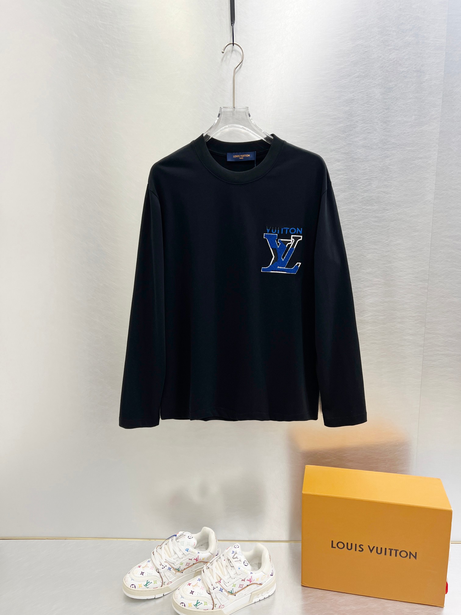 NO:644909,LV Louis Vuitton Fall/Winter 2025 round neck long-sleeved T-shirt base layer. The elemental logo badge highlights the casual fashion charm and still leads the fashion trend. It selects long-staple cotton yarn and 260g worsted high-count heavyweight custom-woven and dyed fabrics. It is washed at high temperature before cutting to shape, and the finished product is washed softly. It feels skin-friendly when worn. The cotton is soft and has a natural drape. It is synchronized with the counter and has a loose version with slightly dropped shoulders. It can be salty or sweet, suitable for both men and women, and is super versatile.  Using machine embroidery, the delicate and full texture is highlighted, bringing a new experience to fashion sports and leisure!  !  Sizes  vuitton,tees,t-shirt,alexander wang19860909LV 路易威登 2025秋冬 圆领长袖T恤打底衫 元素性的Logo徽章凸显休闲时尚魅力,依然独领时尚风骚,甄选长绒棉纱,260g精纺高支重磅定织定染面料,裁前高温洗水定型,成品再洗柔,穿着感受亲肤棉柔,垂感自然.专柜同步,微落肩宽松版型,可盐可甜,男女皆宜,超百搭. 采用器械刺绣,细腻饱满的质感突显,为时尚运动休闲带来全新体验！！ 尺码 XS-XL. XS码肩宽48 胸围100 衣长68 S码肩宽50 胸围104 衣长70 M码肩宽52 胸围108 衣长72 L码肩宽54 胸围112 衣长74 XL码肩宽56 胸围116 衣长76,,louis vuitton,louis vuitton,tees，t-shirt,alexander wang,Men's clothing