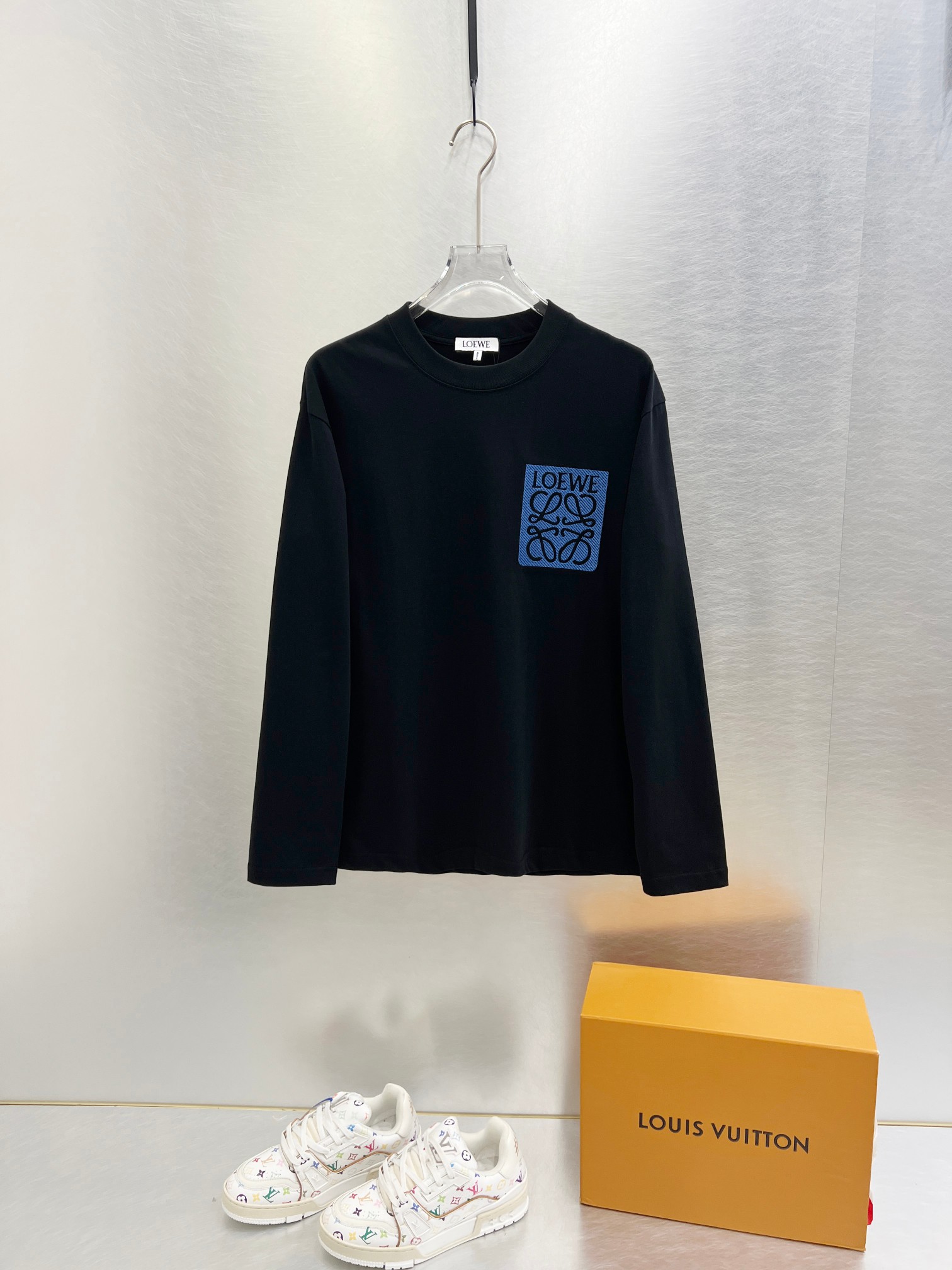 NO:644907,Loewe 2025 Autumn and Winter round neck long-sleeved T-shirt base layer. The elemental logo badge highlights the charm of casual fashion and still leads the fashion trend. It selects long-staple cotton yarn and 260g worsted high-count heavyweight custom-woven and dyed fabrics. It is washed at high temperature before cutting to shape, and the finished product is washed softly. It feels skin-friendly and cotton-soft and has a natural drape. It is synchronized with the counter and has a loose version with slightly dropped shoulders. It can be salty or sweet, suitable for both men and women, and is super versatile.  Using machine embroidery, the delicate and full texture is highlighted, bringing a new experience to fashion sports and leisure!  !  Sizes XS-XL19860909Loewe 罗意威 2025秋冬 圆领长袖T恤打底衫 元素性的Logo徽章凸显休闲时尚魅力,依然独领时尚风骚,甄选长绒棉纱,260g精纺高支重磅定织定染面料,裁前高温洗水定型,成品再洗柔,穿着感受亲肤棉柔,垂感自然.专柜同步,微落肩宽松版型,可盐可甜,男女皆宜,超百搭. 采用器械刺绣,细腻饱满的质感突显,为时尚运动休闲带来全新体验！！ 尺码 XS-XL XS码肩宽48 胸围100 衣长68 S码肩宽50 胸围104 衣长70 M码肩宽52 胸围108 衣长72 L码肩宽54 胸围112 衣长74 XL码肩宽56 胸围116 衣长76,,loewe,loewe,tees，t-shirt,alexander wang,Men's clothing