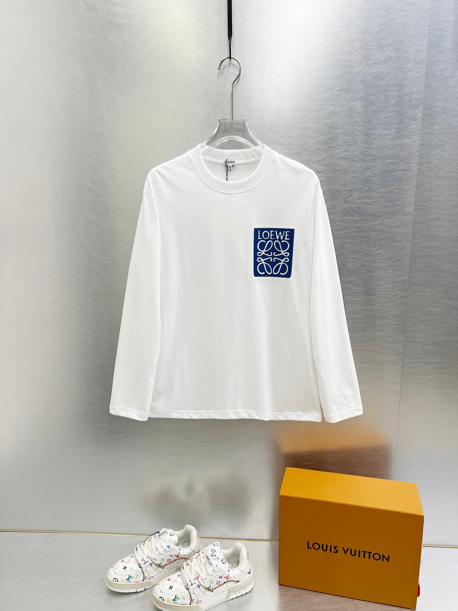 NO:550016,Loewe 2025 Autumn and Winter Round neck long-sleeved T-shirt base shirt Elemental Logo badge highlights the charm of casual and fashionable, and is still unique in fashion and coquettish. Selected long velvet cotton yarn, 260g worsted high-split heavy-duty fixed weaving and dyeing fabric, high-temperature washing before cutting, and the finished product is washed softly. It feels skin-friendly and cotton-soft, and the drape is natural. The counter is synchronized, with a slightly shoulder-falling loose style, which can be salty or sweet, both for men and women, and is super versatile. It uses equipment embroidery, and the delicate and full texture highlights, bringing a new experience to fashion sports and leisure!  !  Size XS-XL XS Size Shoulder Width 48 Bust 100 Clothes Length 68 S S S Shoulder Width 50 Bust 104 Clothes Length 70 M S Shoulder Width 52 Bust 108 Clothes Length 72 L Size Shoulder Width 54 Bust 112 Clothes Length 74 XL Size Shoulder Width 56 Bust 116 Clothes Length 76,,loewe,loewe,tees,t-shirt,alexander wang19860909Loewe 罗意威 2025秋冬 圆领长袖T恤打底衫 元素性的Logo徽章凸显休闲时尚魅力,依然独领时尚风骚,甄选长绒棉纱,260g精纺高支重磅定织定染面料,裁前高温洗水定型,成品再洗柔,穿着感受亲肤棉柔,垂感自然.专柜同步,微落肩宽松版型,可盐可甜,男女皆宜,超百搭. 采用器械刺绣,细腻饱满的质感突显,为时尚运动休闲带来全新体验！！ 尺码 XS-XL XS码肩宽48 胸围100 衣长68 S码肩宽50 胸围104 衣长70 M码肩宽52 胸围108 衣长72 L码肩宽54 胸围112 衣长74 XL码肩宽56 胸围116 衣长76,,loewe,loewe,tees，t-shirt,alexander wang,Men's clothing