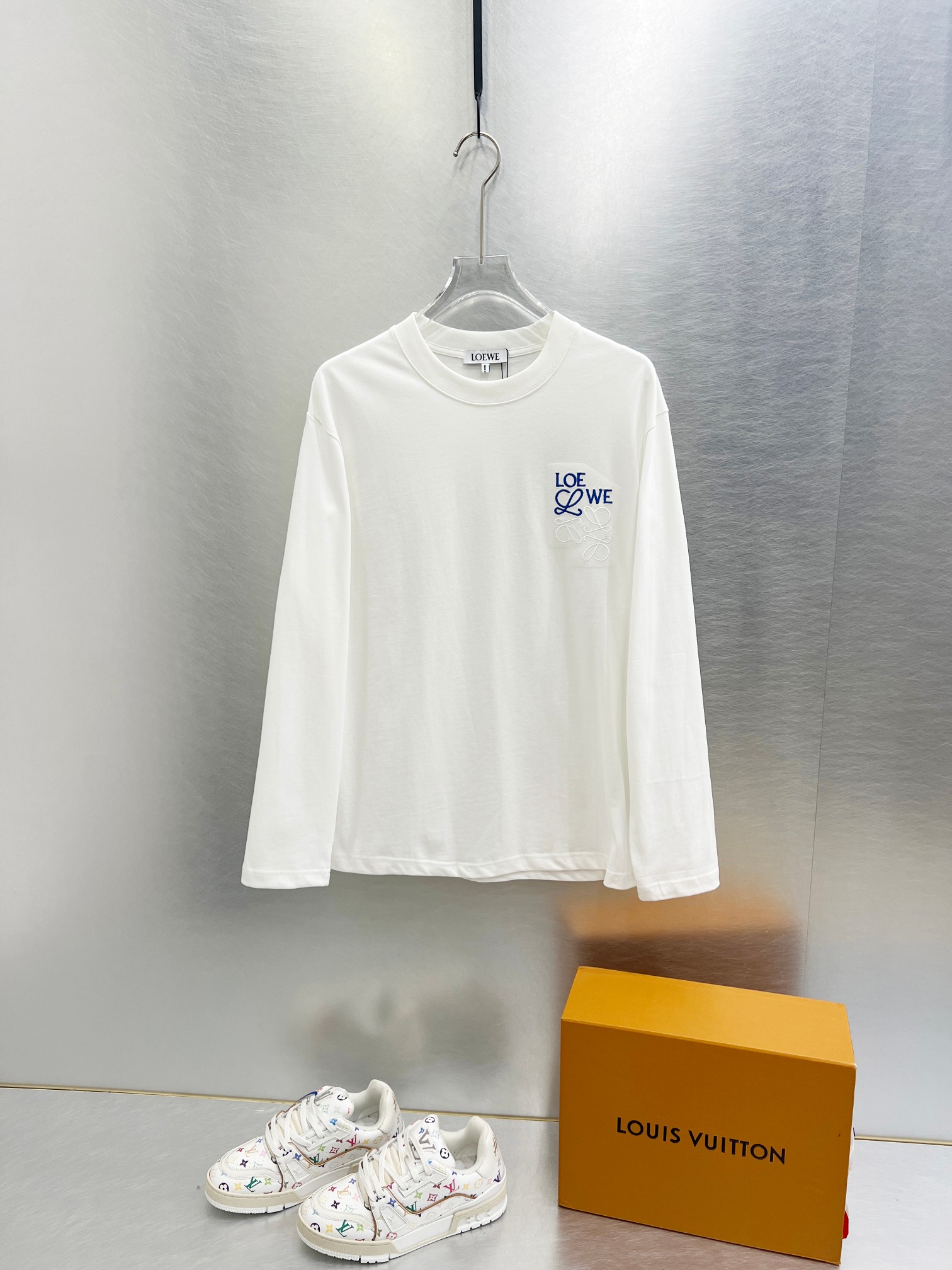 NO:529148,Loewe 2025 Autumn and Winter Round neck long-sleeved T-shirt base shirt Elemental Logo badge highlights the charm of casual and fashionable, and is still unique in fashion and coquettish. Selected long velvet cotton yarn, 260g worsted high-split heavy-duty fixed weaving and dyeing fabric, high-temperature washing before cutting, and the finished product is washed softly. It feels skin-friendly and cotton-soft, and the drape is natural. The counter is synchronized, with a slightly shoulder-falling loose style, which can be salty or sweet, both for men and women, and is super versatile. It uses equipment embroidery, and the delicate and full texture highlights, bringing a new experience to fashion sports and leisure!  !  Size XS-XL XS Size Shoulder Width 48 Bust 100 Clothes Length 68 S S S Shoulder Width 50 Bust 104 Clothes Length 70 M S Shoulder Width 52 Bust 108 Clothes Length 72 L Size Shoulder Width 54 Bust 112 Clothes Length 74 XL Size Shoulder Width 56 Bust 116 Clothes Length 76,,loewe,loewe,tees,t-shirt,alexander wang19860909Loewe 罗意威 2025秋冬 圆领长袖T恤打底衫 元素性的Logo徽章凸显休闲时尚魅力,依然独领时尚风骚,甄选长绒棉纱,260g精纺高支重磅定织定染面料,裁前高温洗水定型,成品再洗柔,穿着感受亲肤棉柔,垂感自然.专柜同步,微落肩宽松版型,可盐可甜,男女皆宜,超百搭. 采用器械刺绣,细腻饱满的质感突显,为时尚运动休闲带来全新体验！！ 尺码 XS-XL XS码肩宽48 胸围100 衣长68 S码肩宽50 胸围104 衣长70 M码肩宽52 胸围108 衣长72 L码肩宽54 胸围112 衣长74 XL码肩宽56 胸围116 衣长76,,loewe,loewe,tees，t-shirt,alexander wang,Men's clothing