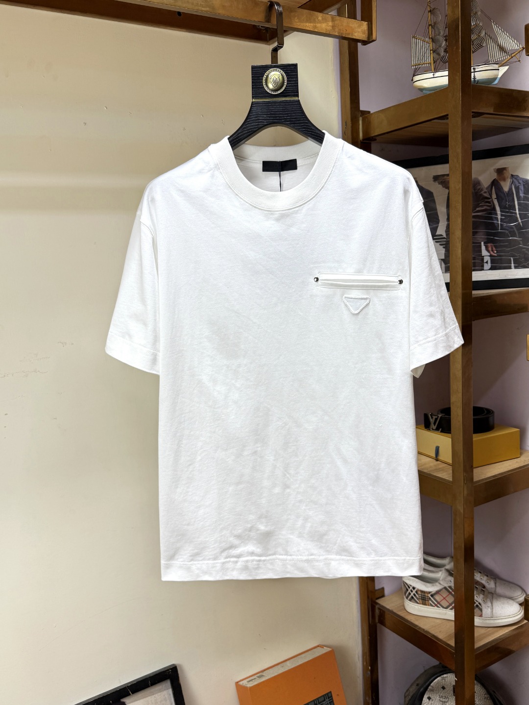 NO:546293,Prada Prada Fat Brother Gospel Maximum XL can wear 200 kilograms, top-level round neck casual short sleeves, top-level version, high-end custom versatile styles, anyone can easily control the fabric, full customization and craftsmanship, the latest logo design of the luxurious classic brand on the chest, very high-end and those who understand goods must enter!  The style cut is a slim fit style. It is very exquisite, showing aura and highlighting the exquisiteness of business men. This is the unique feature. The right slim fit, and the upper body effect is very good. Size XS-XL (the counter code is equivalent to M-3XL), prada, prada, T-shirt, alexander wang19860909Prada 普拉达胖哥福音最大XL可穿200斤 顶级圆领休闲短袖 顶级版本 高级定制百搭款式 任何人都可以轻松驾驭 面料全订制工艺 胸前奢华经典品牌最新logo设计,非常显档次懂货的必须入！版型剪裁属于修身款 非常精致,显气场,又会凸显商务男士的精致,这就是独到之处,恰到好处的修身,上身效果非常赞.尺码XS-XL（专柜码等同M-3XL）,,prada,prada,T-shirt,alexander wang,Men's clothing