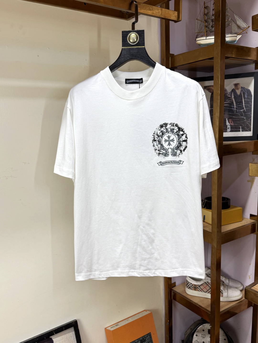 NO:546286,Crowxin Fat Brother Gospel is the largest XL that can be worn 200 pounds, top-level round neck casual short sleeves, top-level version, high-end custom versatile styles, anyone can easily control the fabric, full customization and craftsmanship, the latest logo design of the luxurious classic brand on the chest, very high-end and those who understand goods must enter!  The style is a slim fit style. It is very exquisite, showing aura and highlighting the exquisiteness of business men. This is the unique feature. The right slim fit, and the upper body effect is very good. Size XS-XL (the counter code is equivalent to M-3XL), chrome hearts, T-shirt, alexander wang19860909克罗心 胖哥福音最大XL可穿200斤 顶级圆领休闲短袖 顶级版本 高级定制百搭款式 任何人都可以轻松驾驭 面料全订制工艺 胸前奢华经典品牌最新logo设计,非常显档次懂货的必须入！版型剪裁属于修身款 非常精致,显气场,又会凸显商务男士的精致,这就是独到之处,恰到好处的修身,上身效果非常赞.尺码XS-XL（专柜码等同M-3XL）,,chrome hearts,T-shirt,alexander wang,Men's clothing